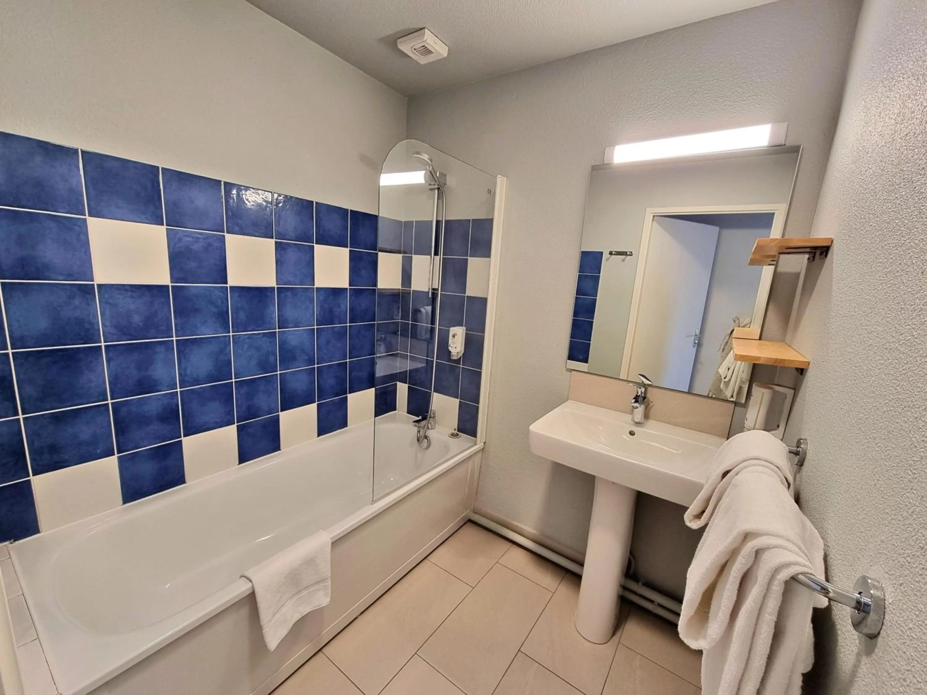 Bathroom in Garden & City Lyon - Lissieu