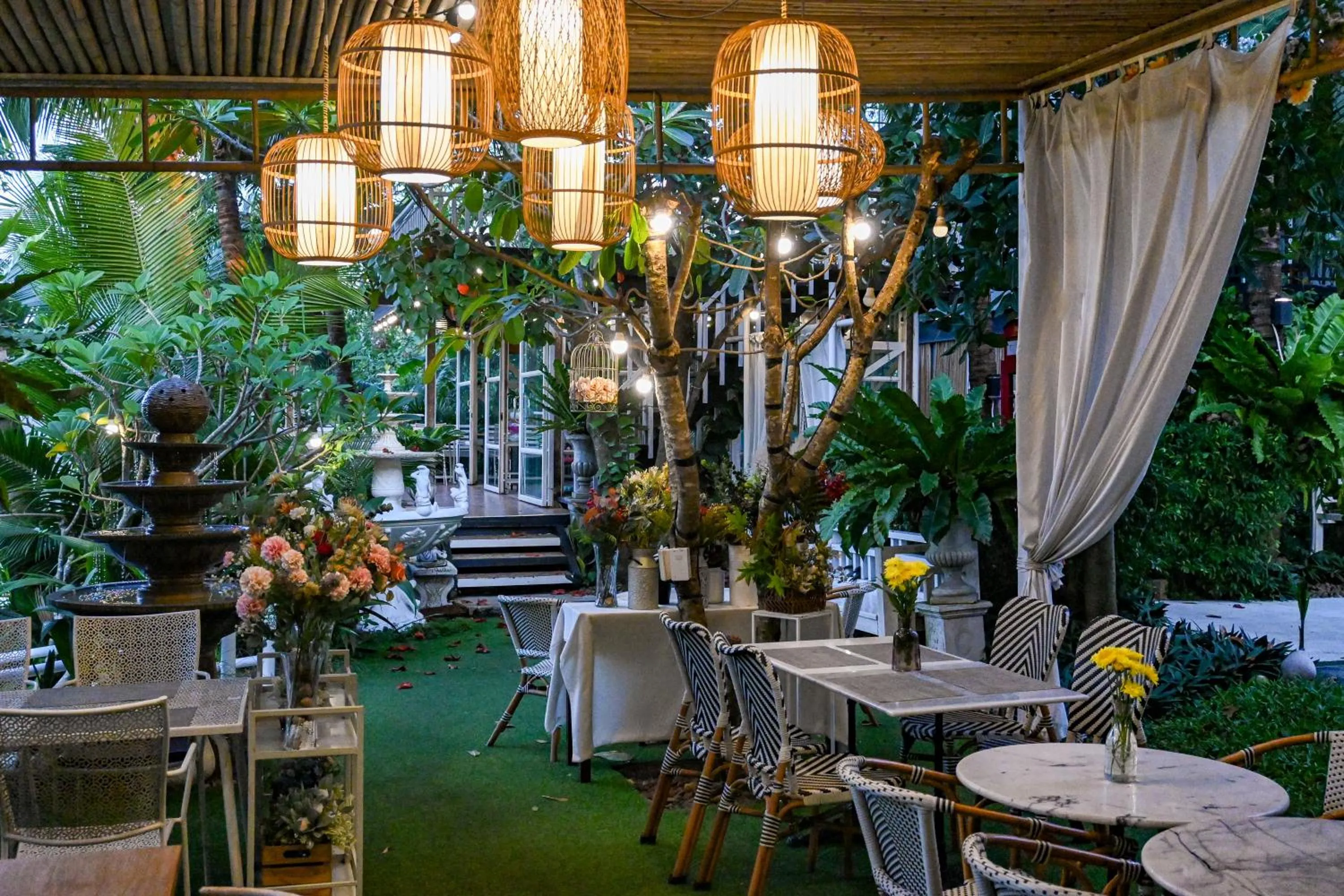 Restaurant/places to eat in Aranta Suvarnabhumi