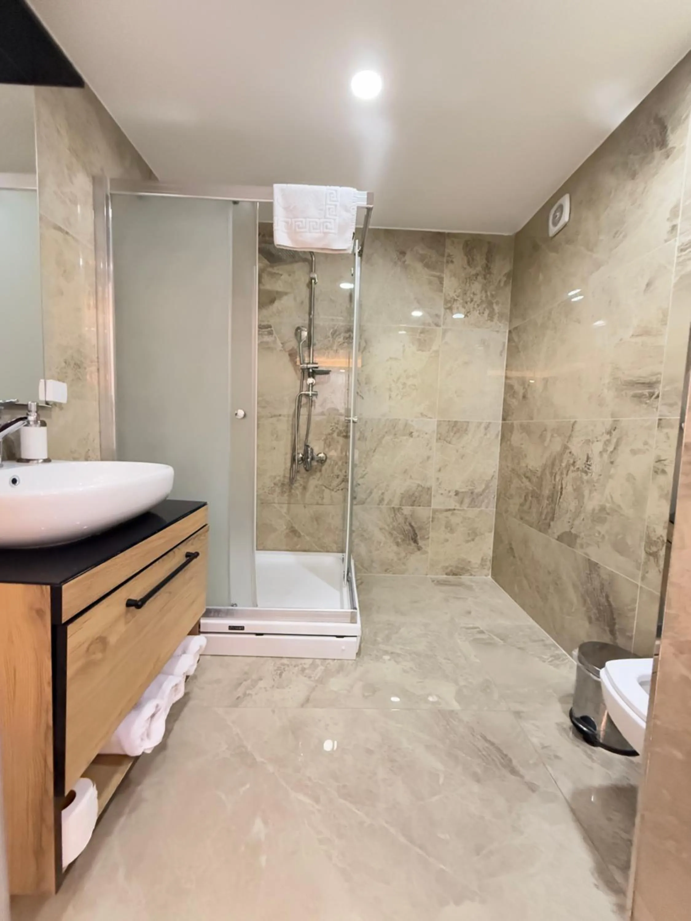 Shower in PALMERA OLD CITY