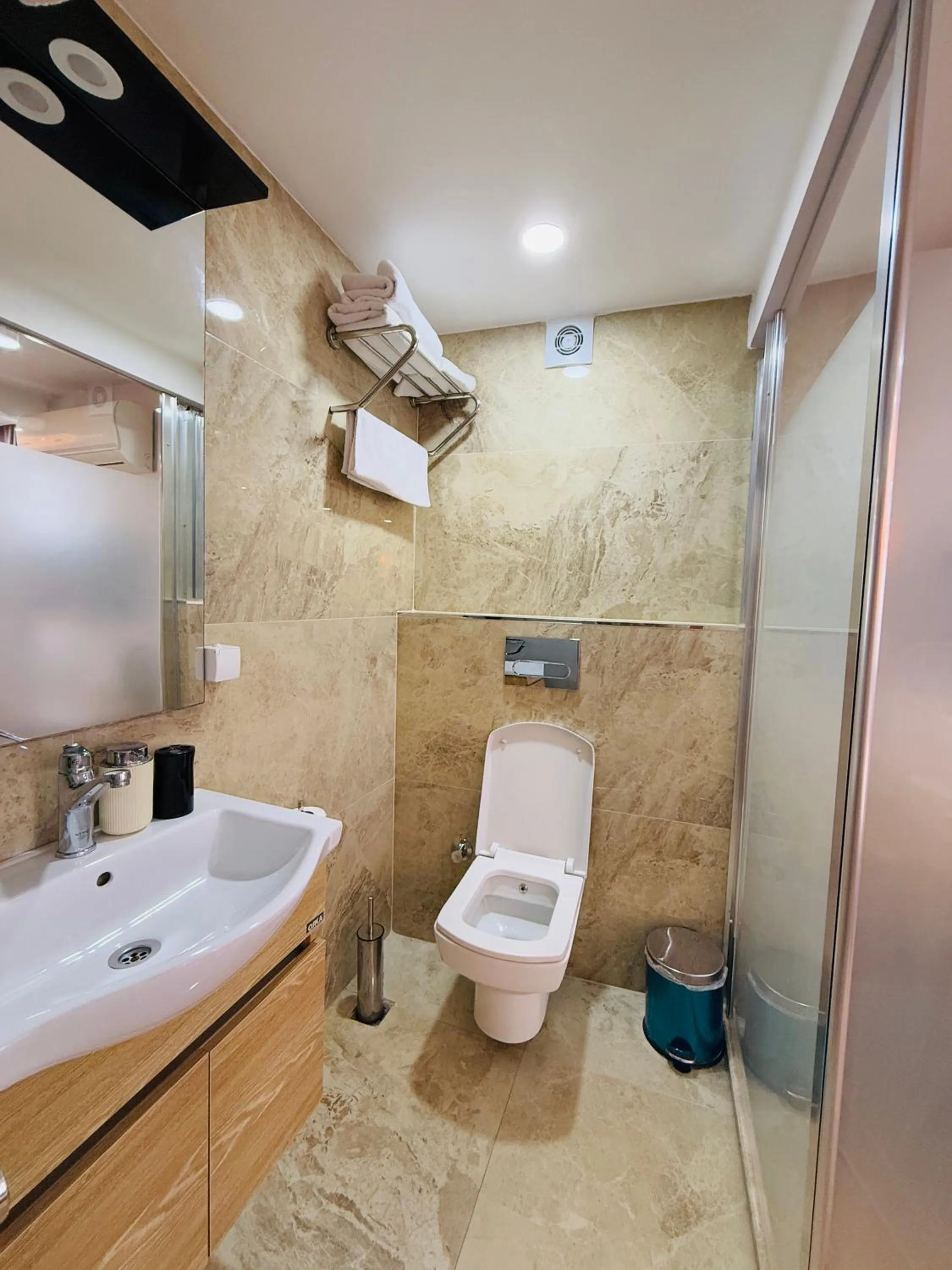 Shower in PALMERA OLD CITY