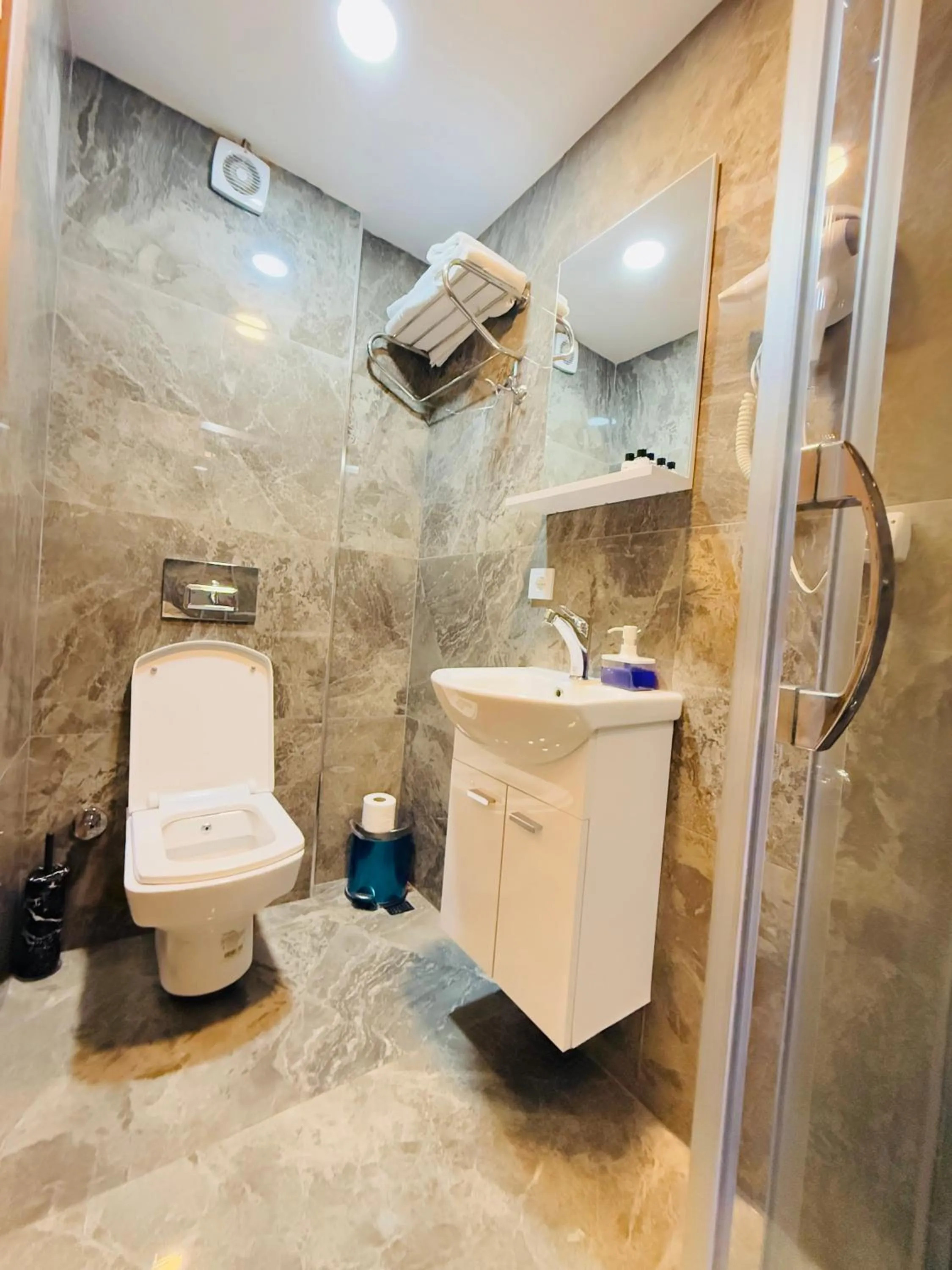 Shower in PALMERA OLD CITY