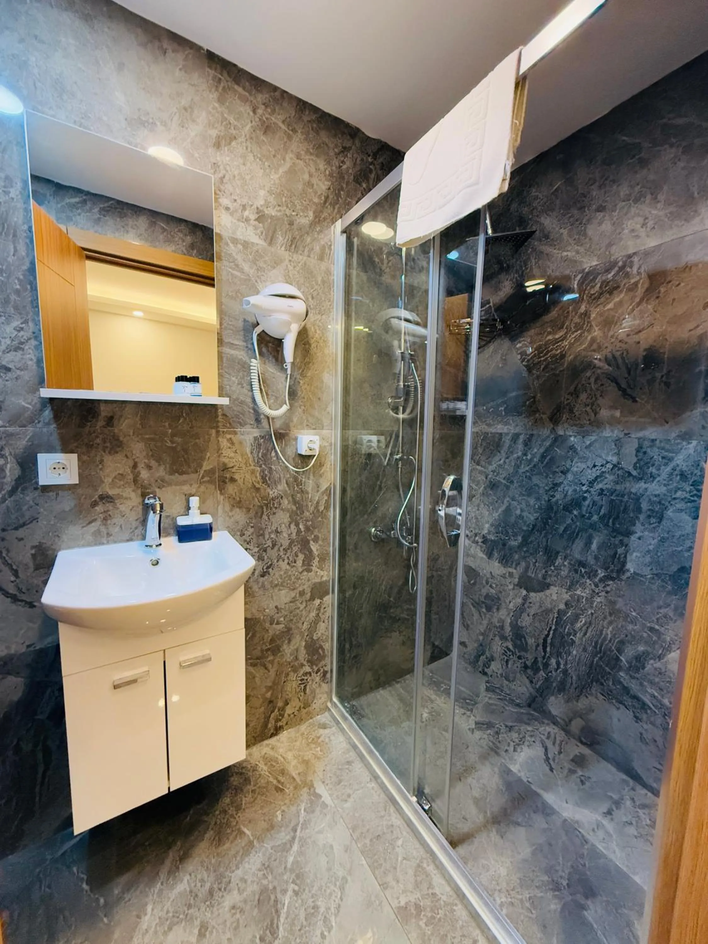 Shower in PALMERA OLD CITY