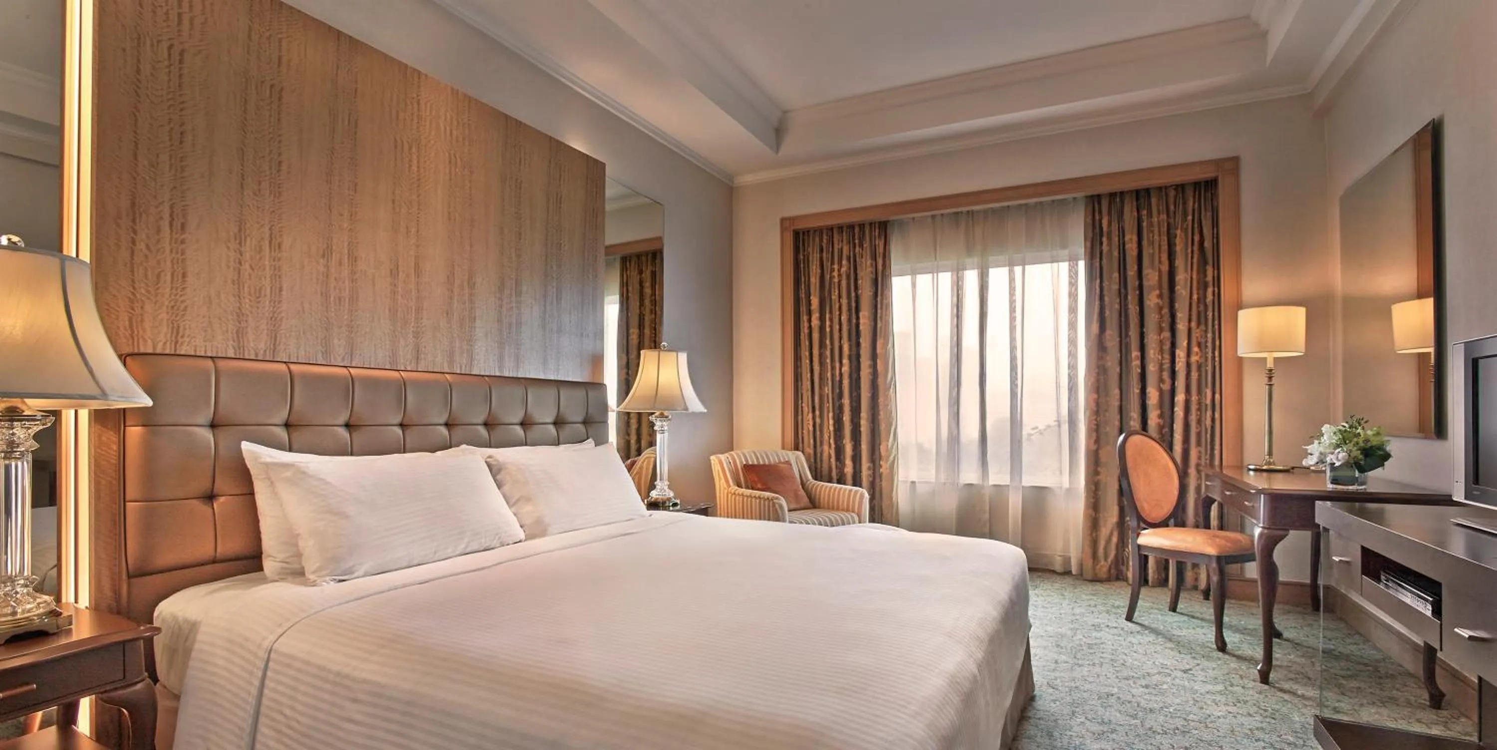 Bedroom, Bed in Shangri-La Apartments