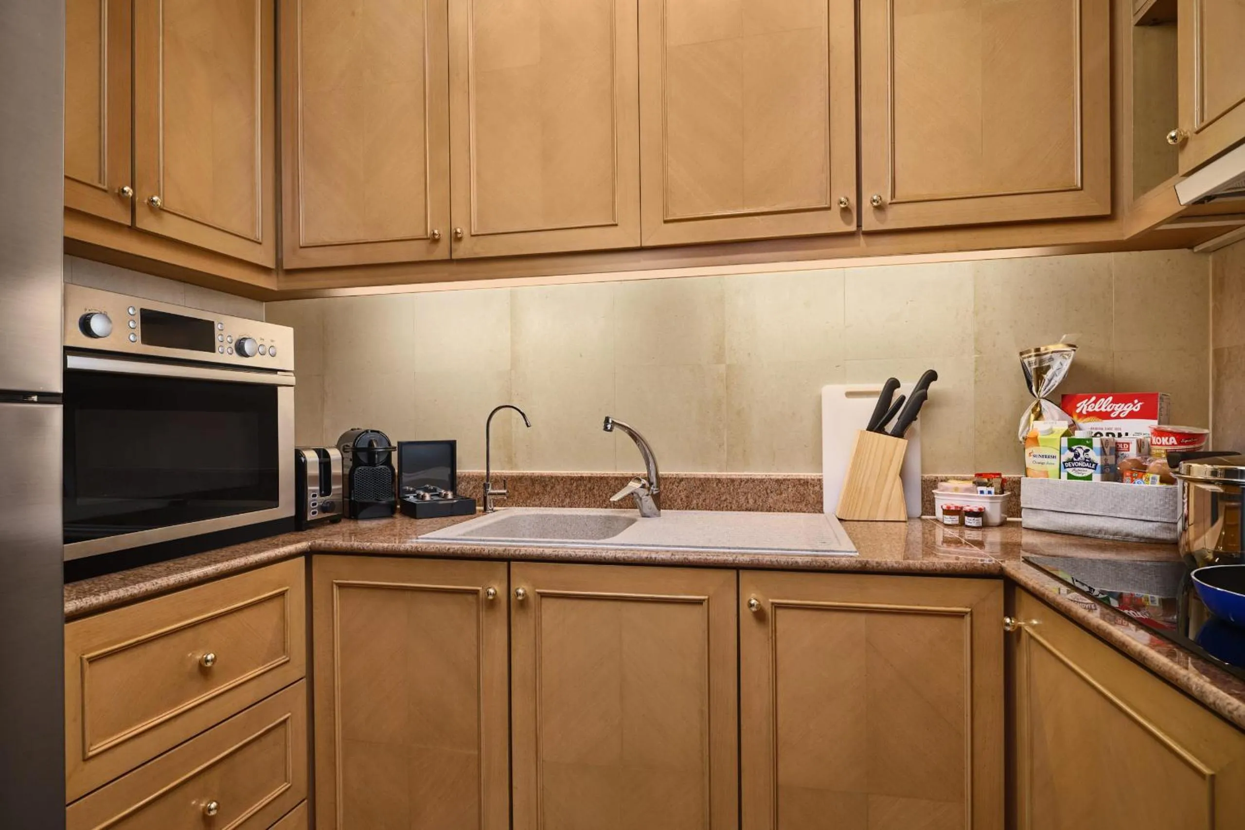 Kitchen or kitchenette in Shangri-La Apartments