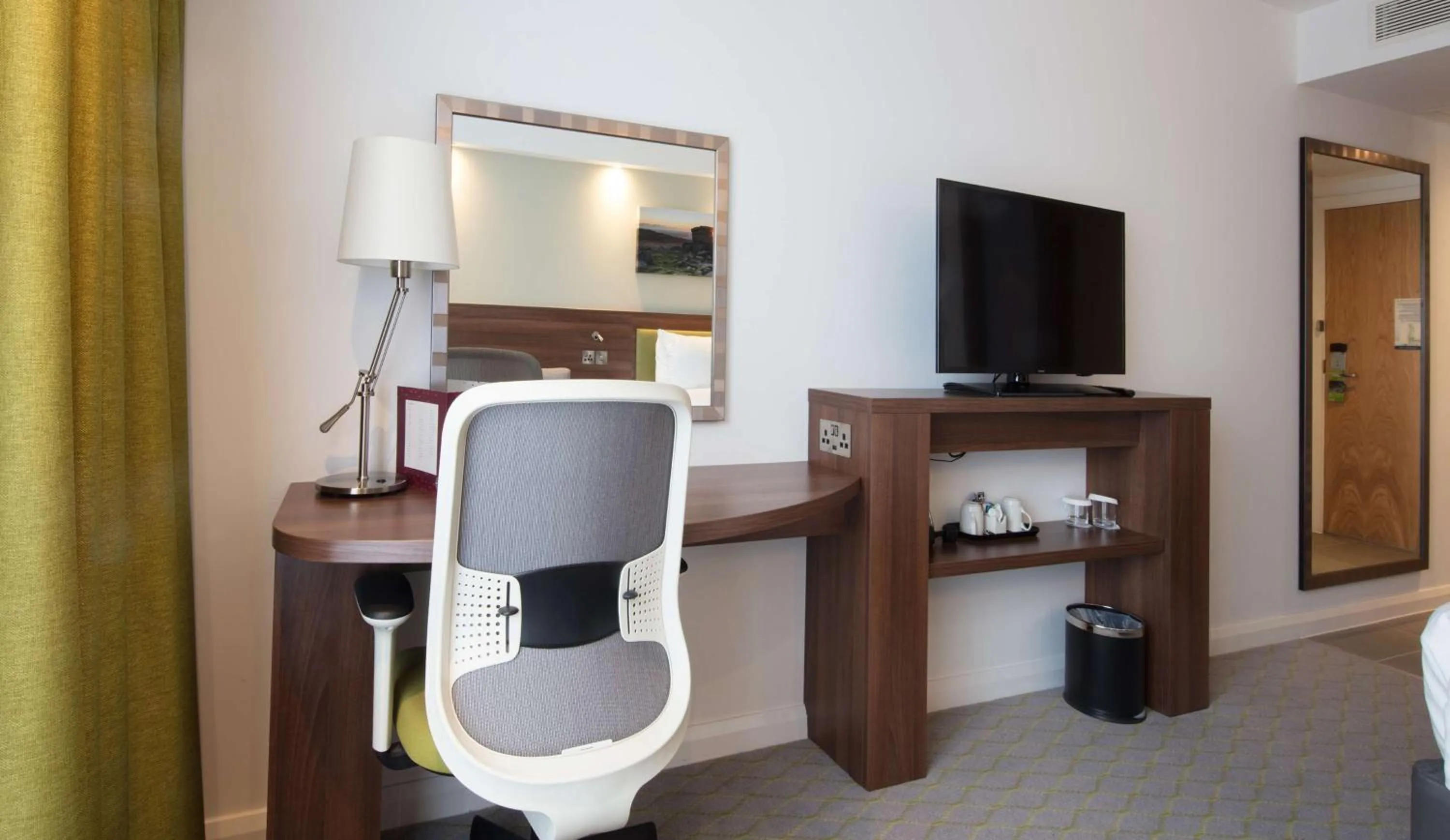 Bedroom, TV/Entertainment Center in Hampton By Hilton Exeter Airport