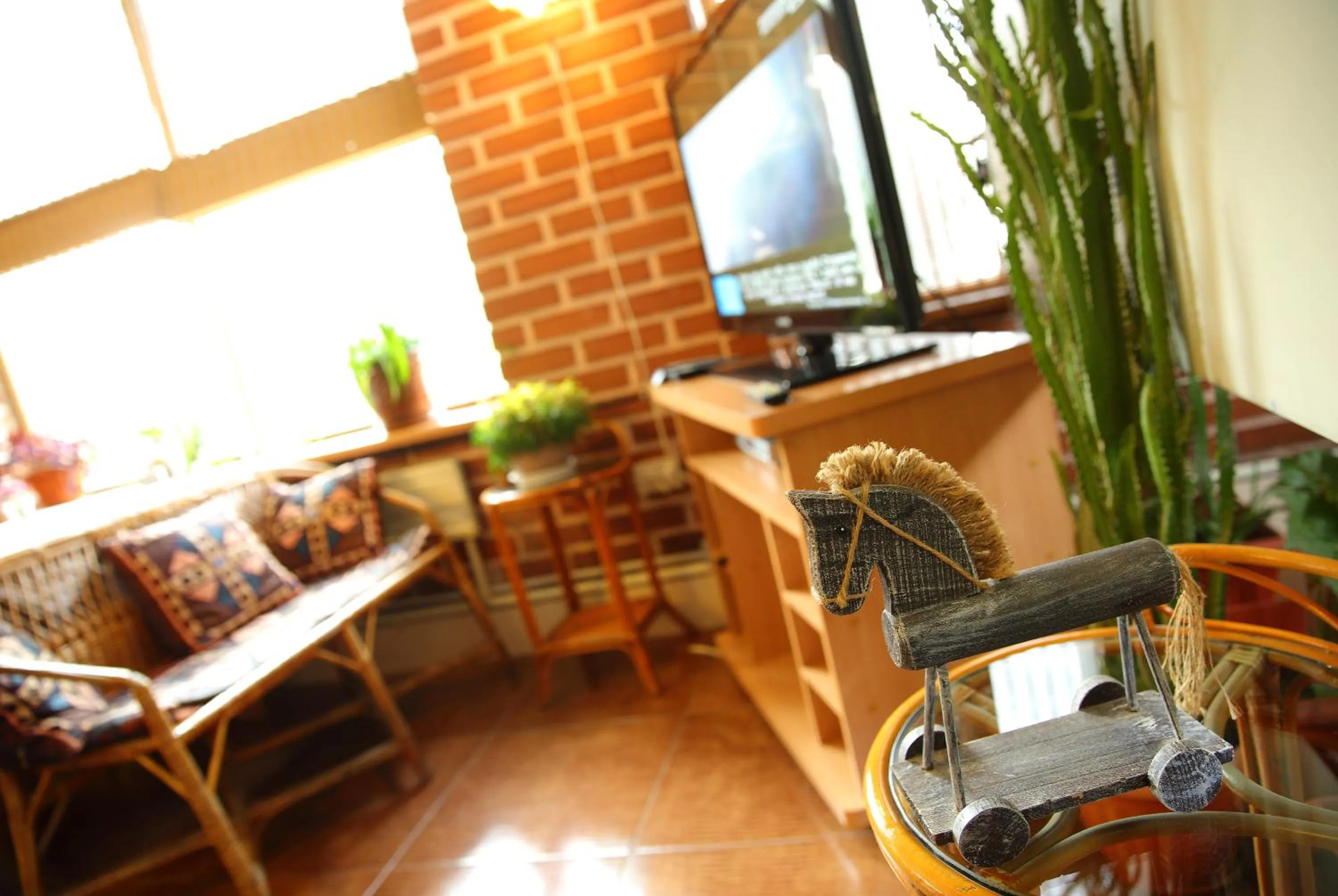 Communal lounge/ TV room in Alpinist Hotel