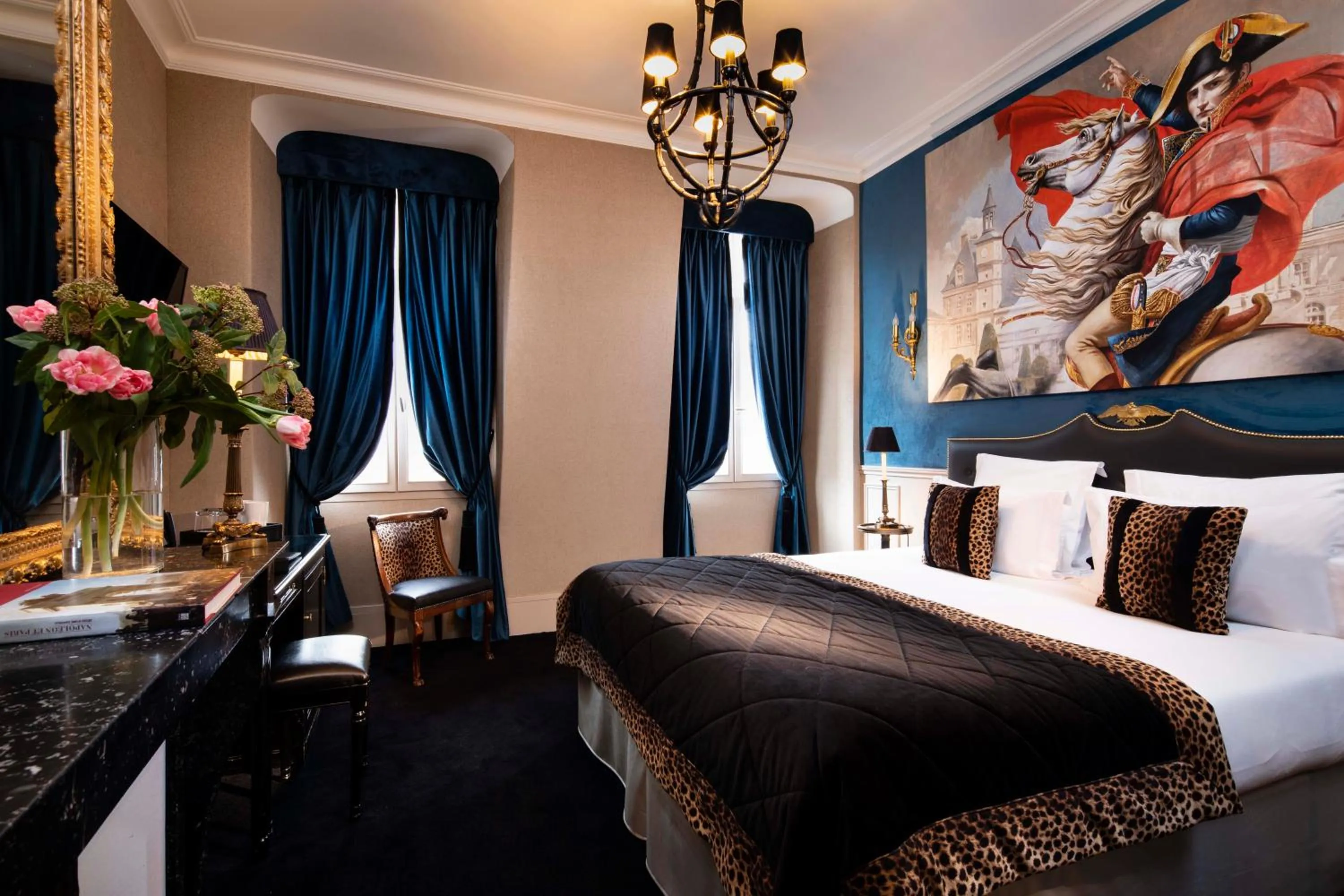 TV and multimedia, Bed in Hotel & Spa de Latour Maubourg