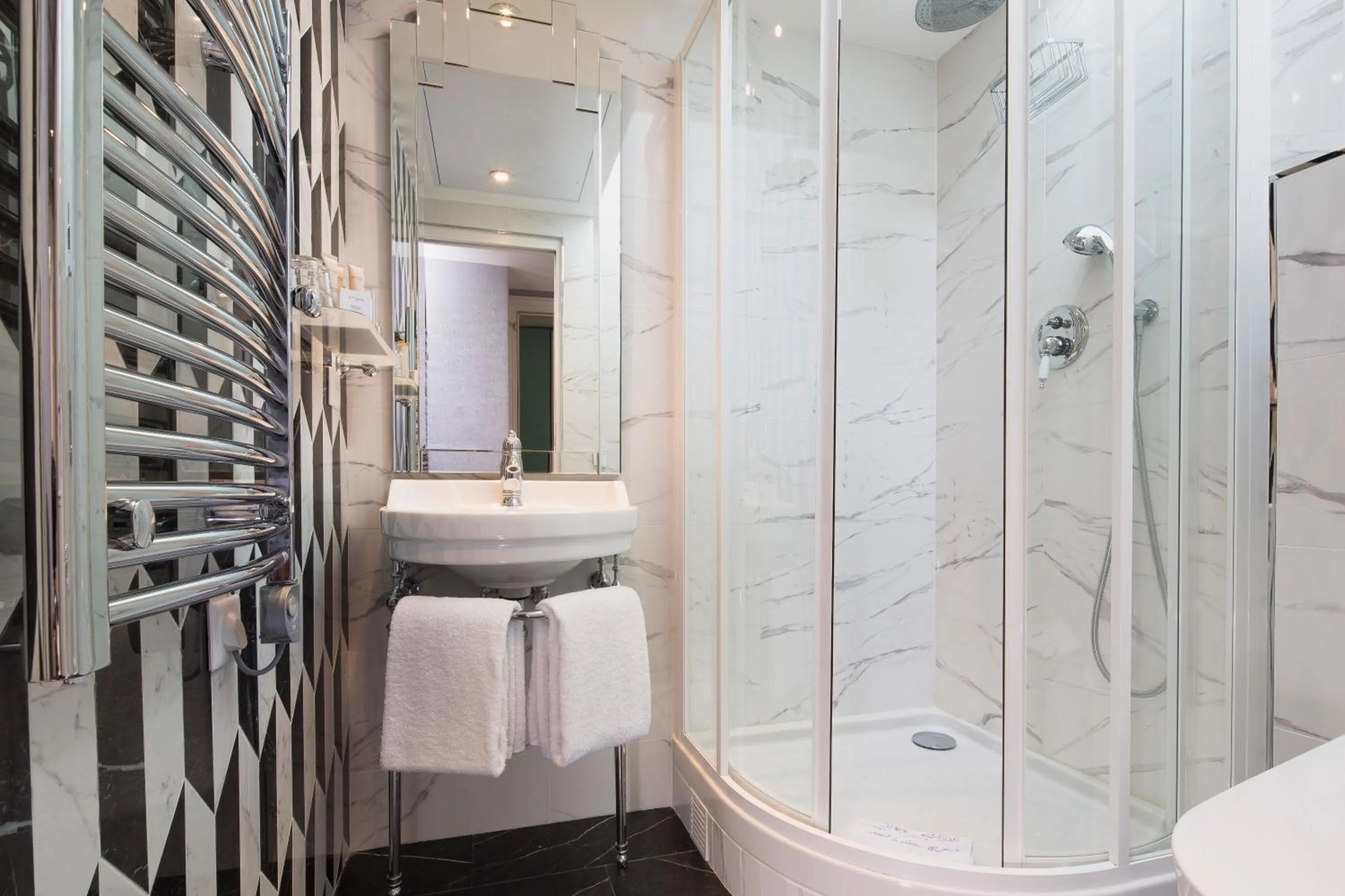 Bathroom in Hotel & Spa de Latour Maubourg