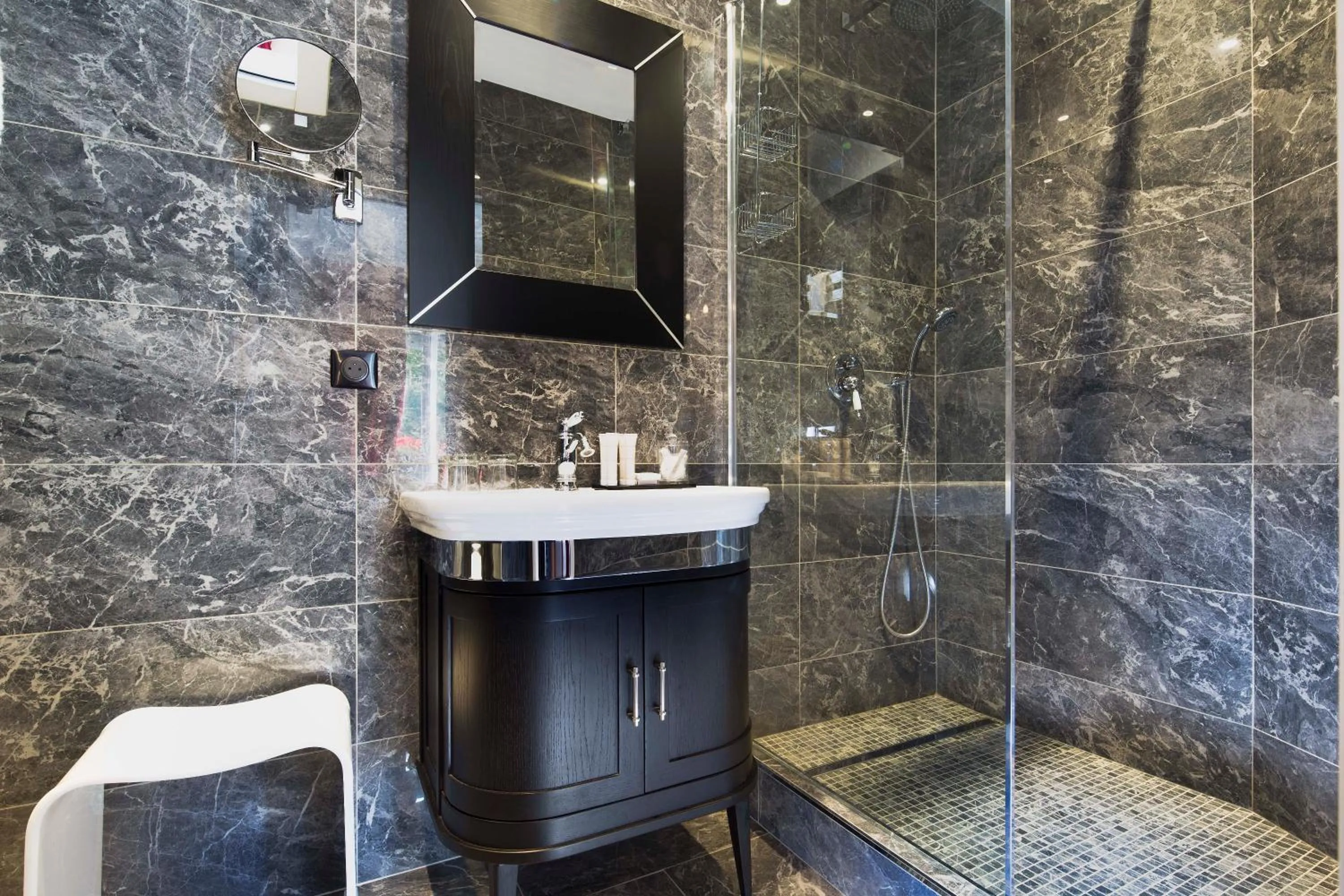 Bathroom in Hotel & Spa de Latour Maubourg