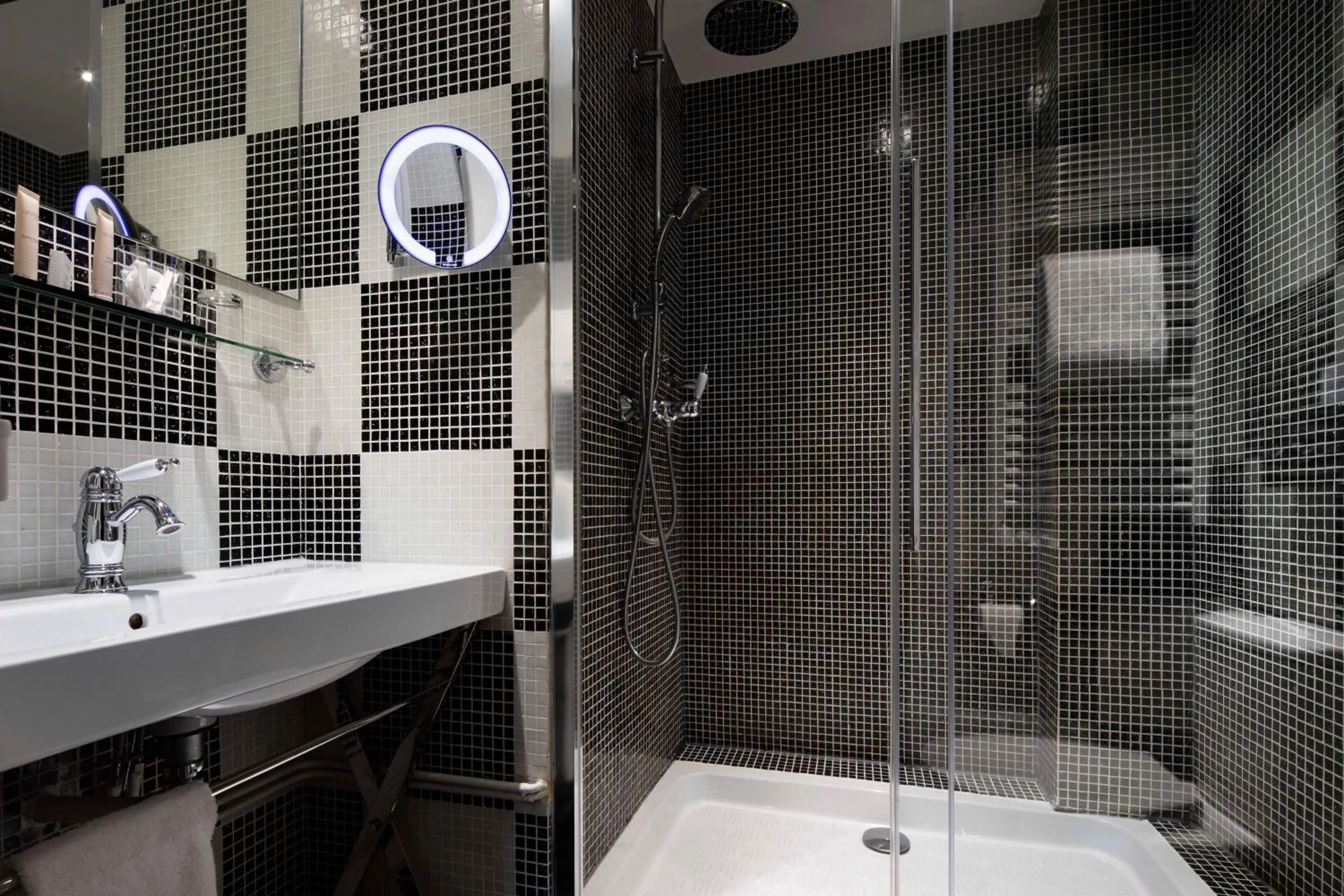 Shower in Hotel & Spa de Latour Maubourg