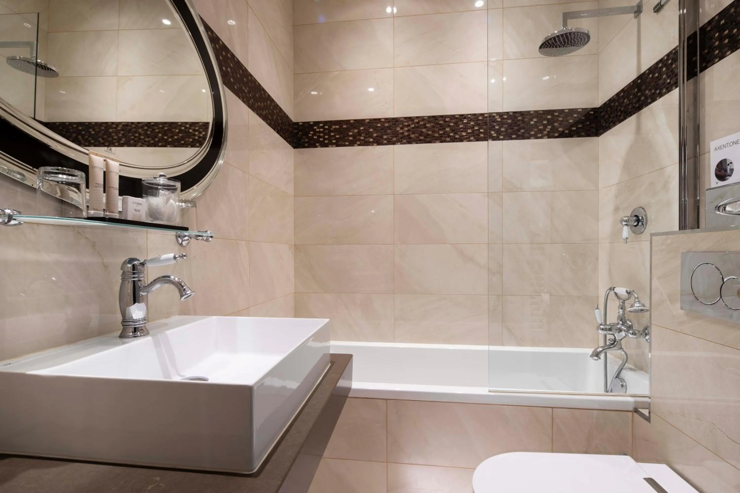 Bathroom in Hotel & Spa de Latour Maubourg