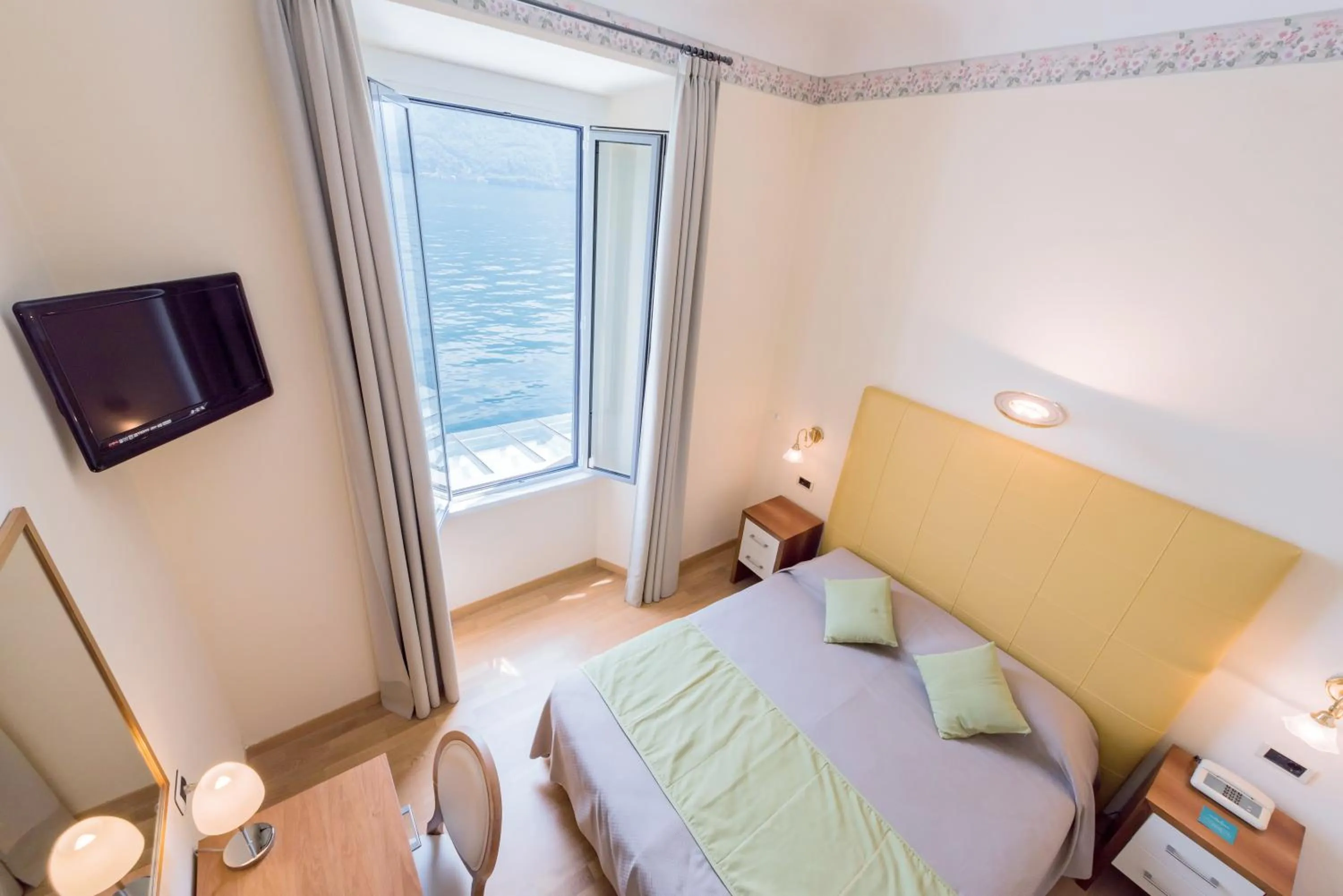 Photo of the whole room, Bed in Villa Belvedere Como Lake Relais