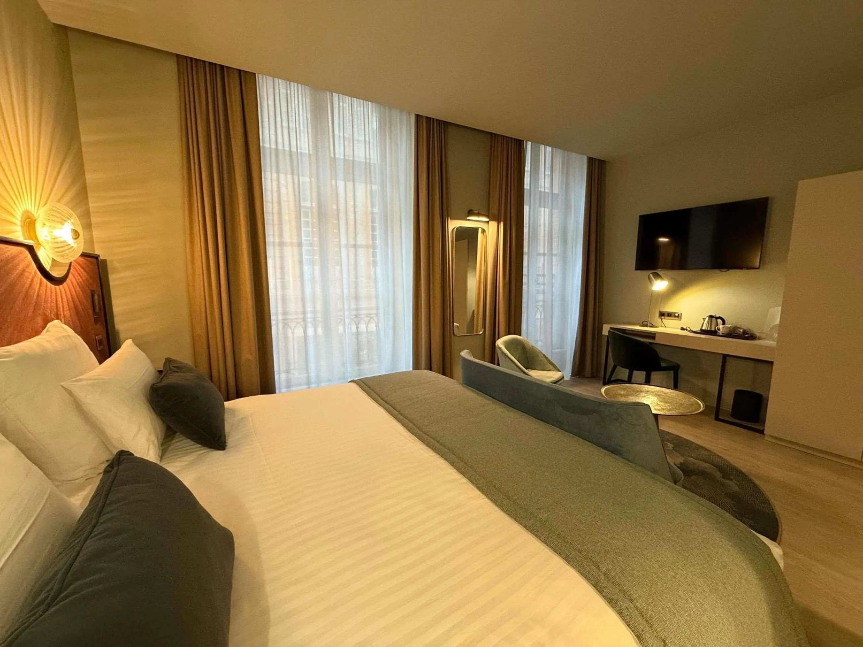 Bedroom, Bed in Hôtel Mercure Montauban