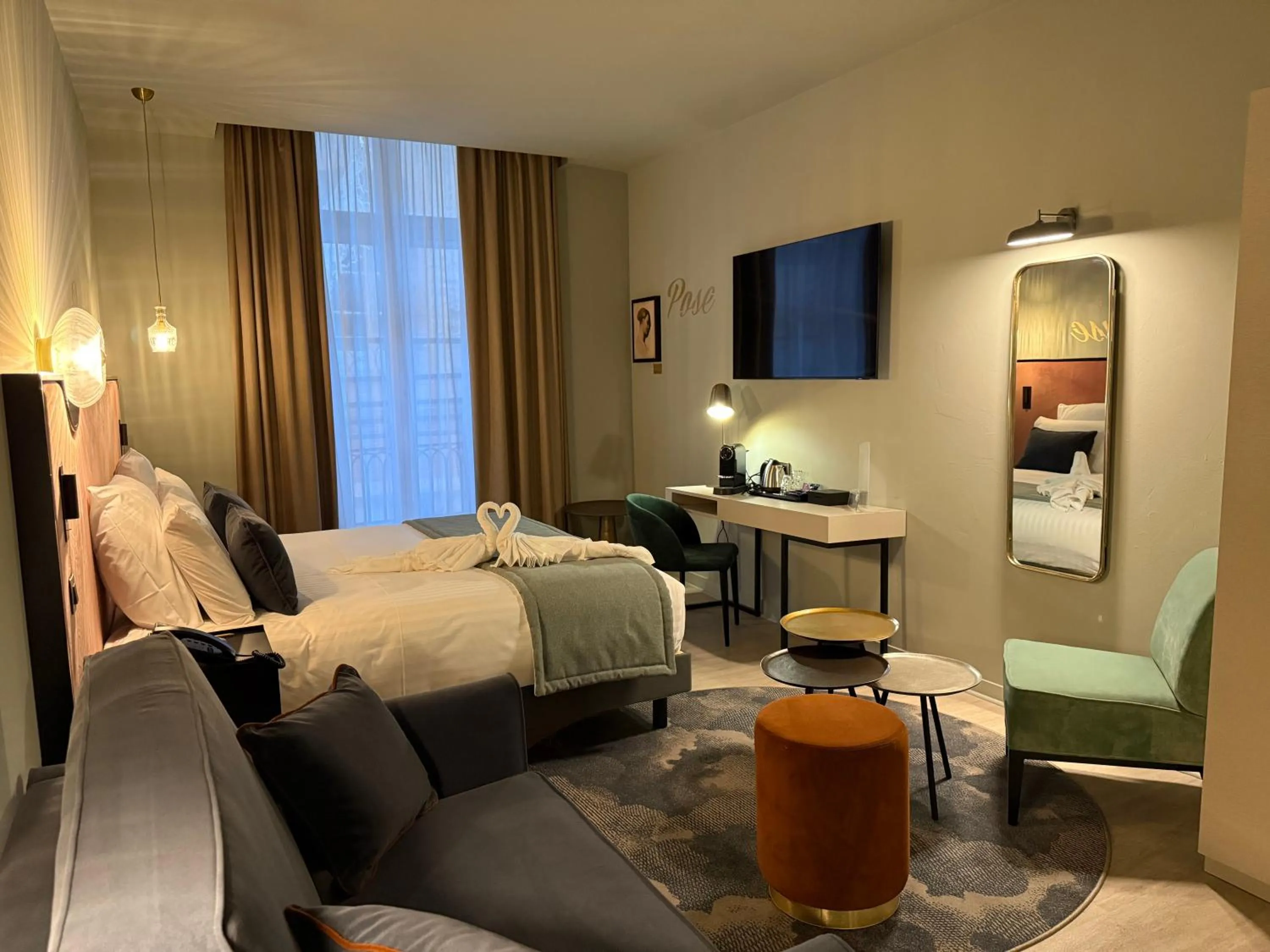 Seating area, Bed in Hôtel Mercure Montauban