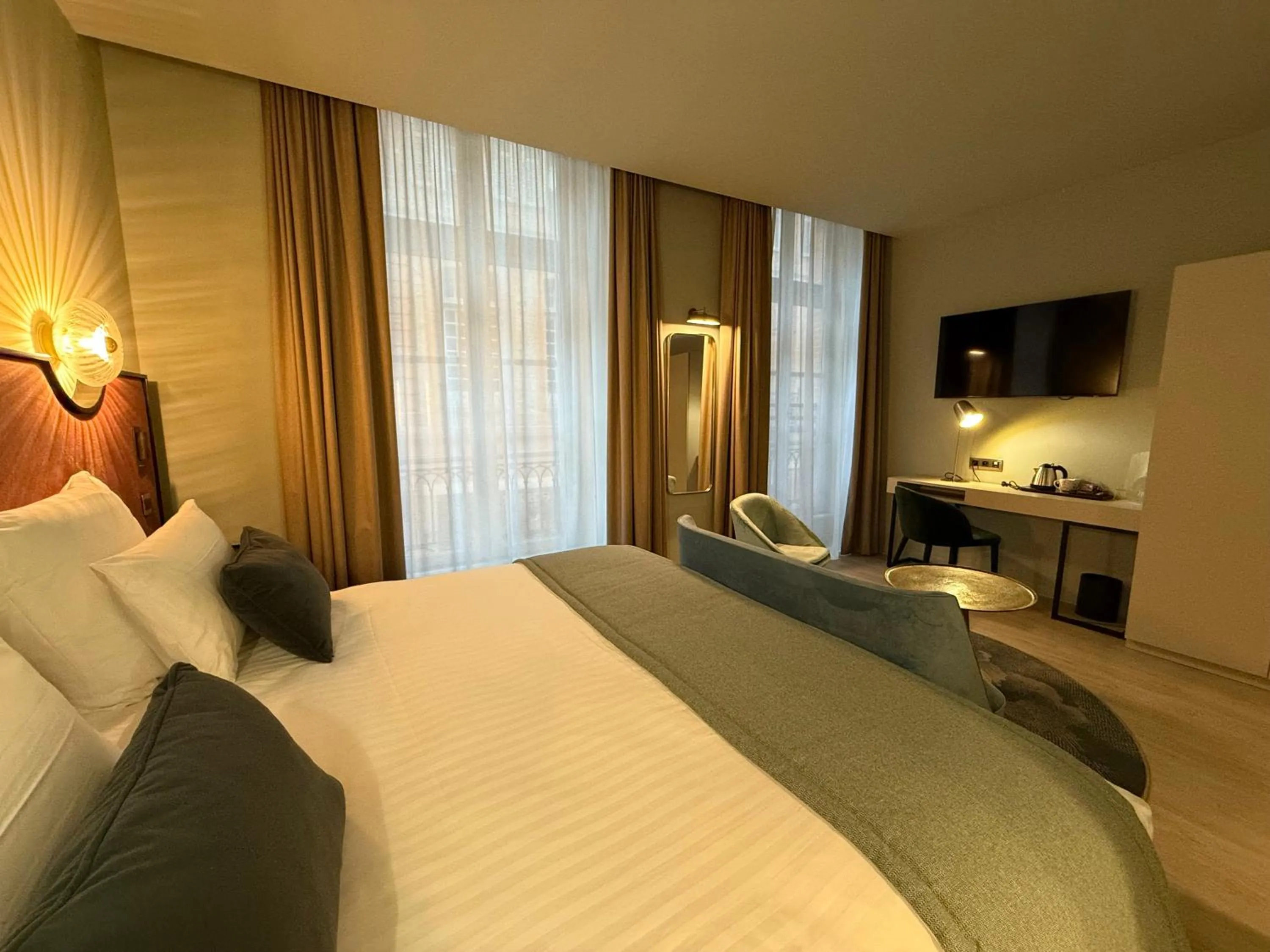 Bedroom, Bed in Hôtel Mercure Montauban