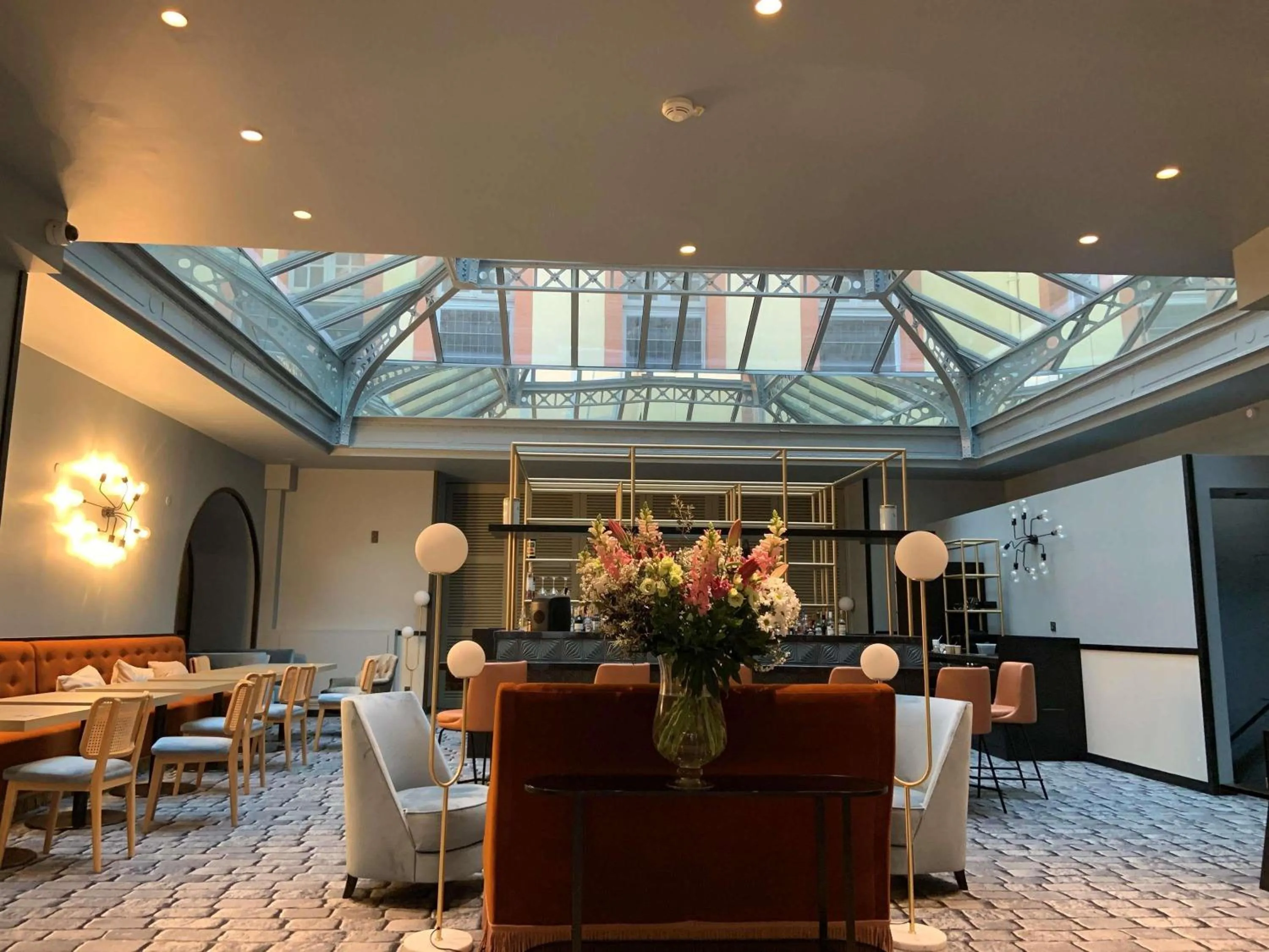 Lounge or bar in Hôtel Mercure Montauban