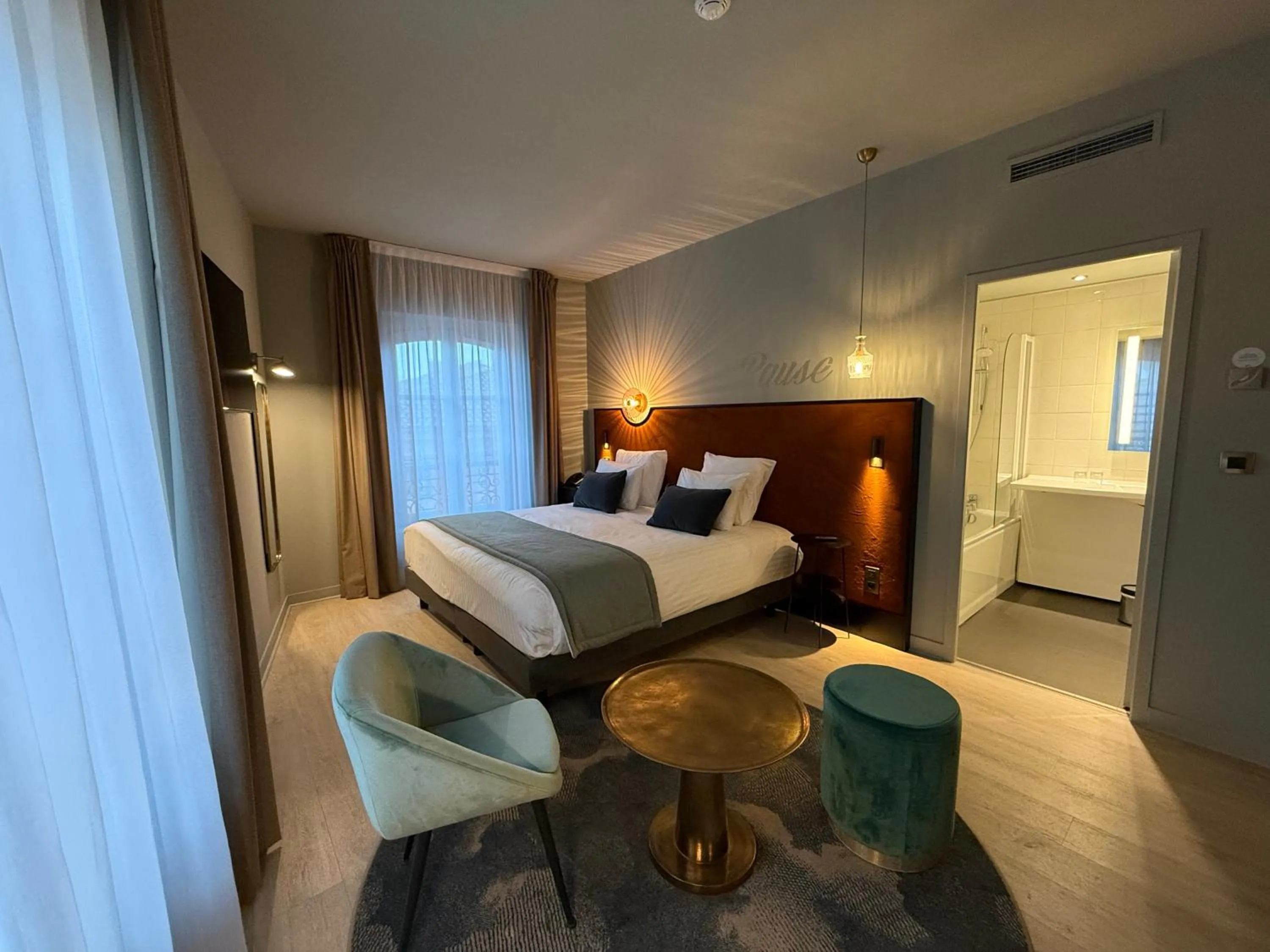 View (from property/room), Bed in Hôtel Mercure Montauban