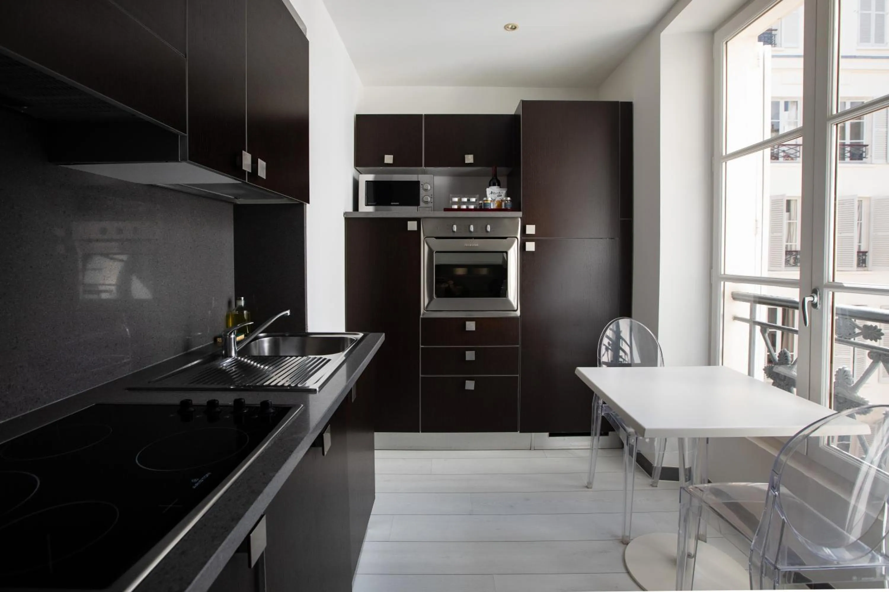 Kitchen or kitchenette in Résidence & Spa Le Prince Régent