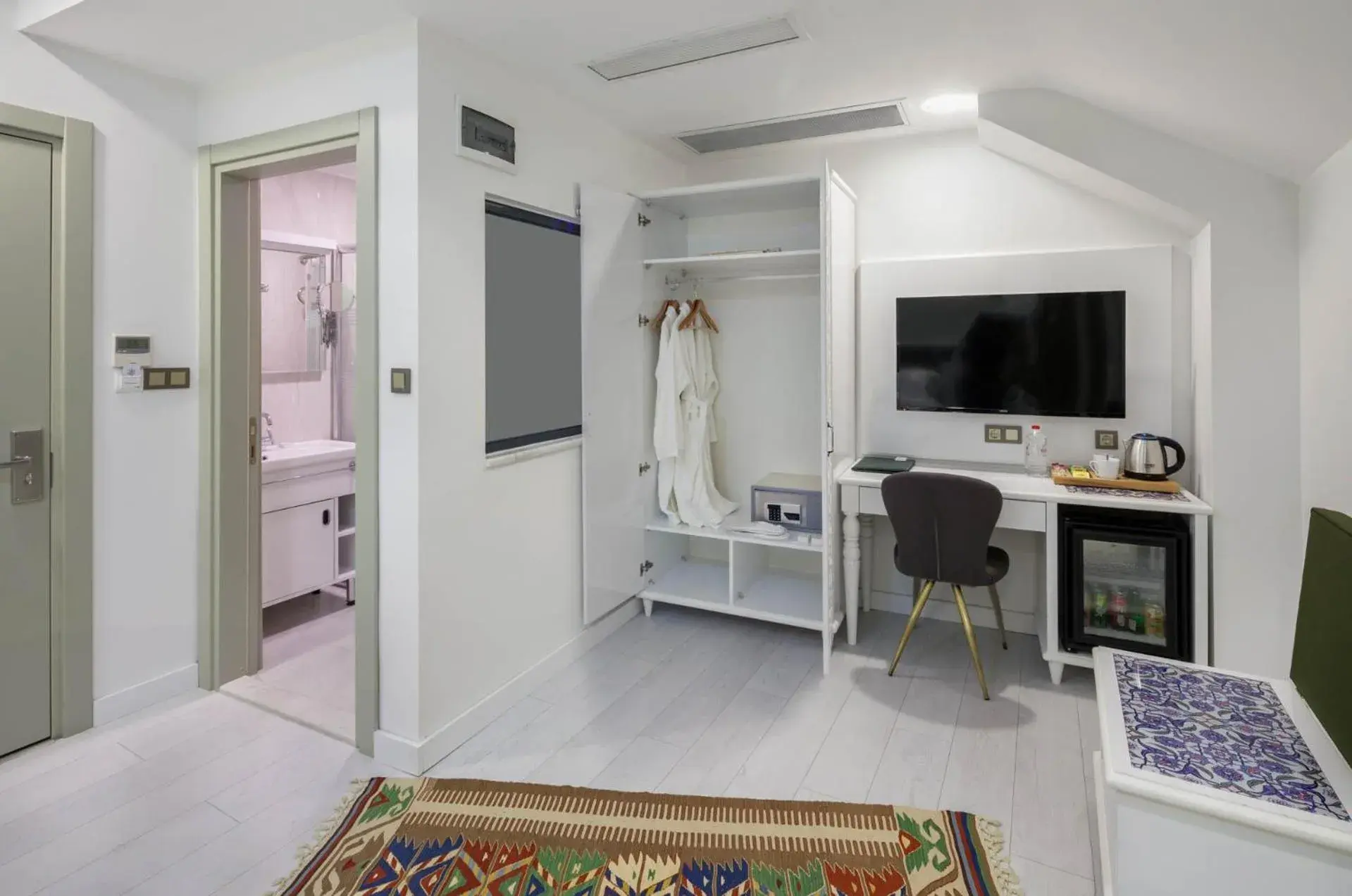 TV and multimedia in OBAHAN HOTEL-Special Class TV and multimedia in OBAHAN HOTEL-Special Class