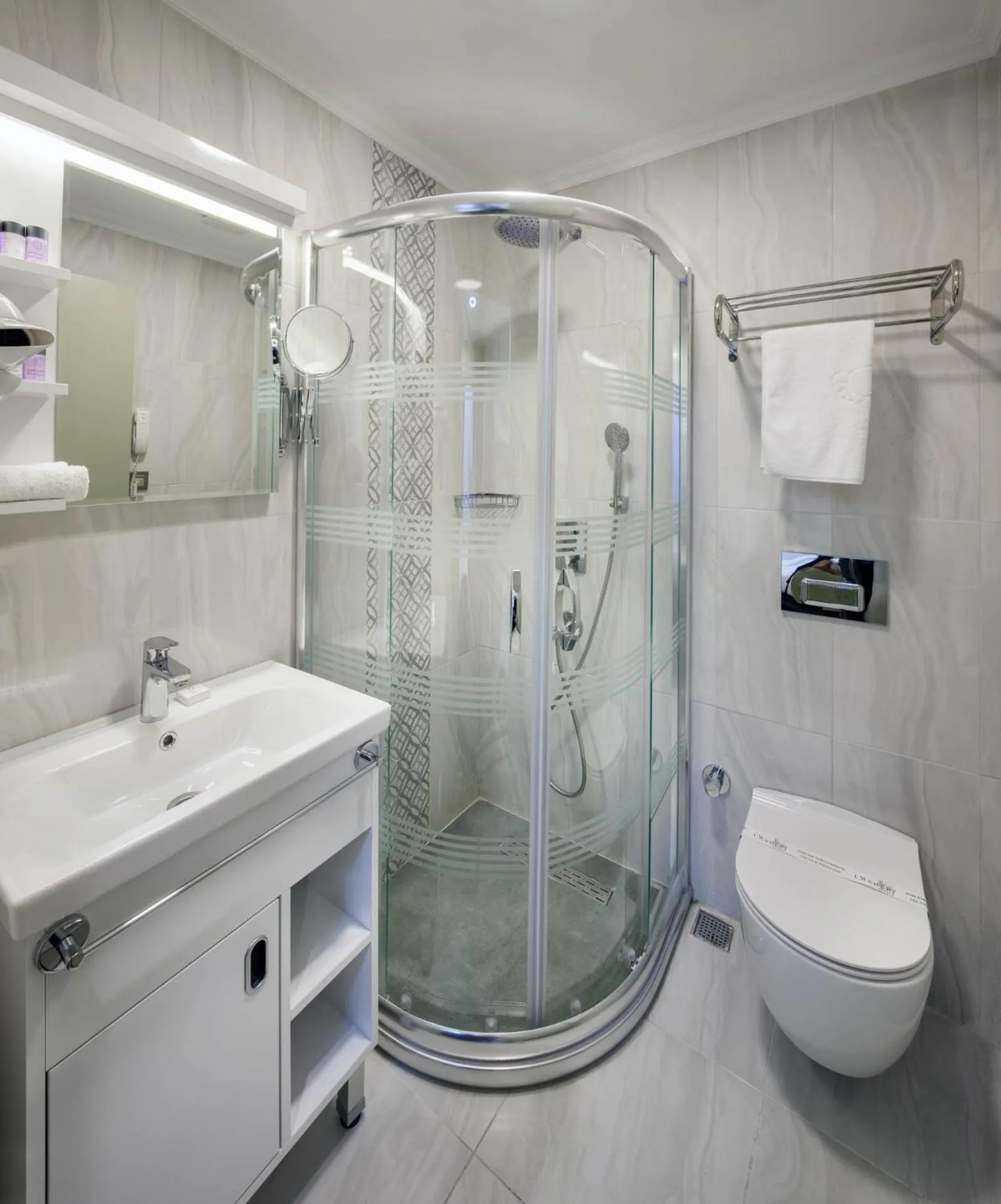 Shower in OBAHAN HOTEL-Special Class