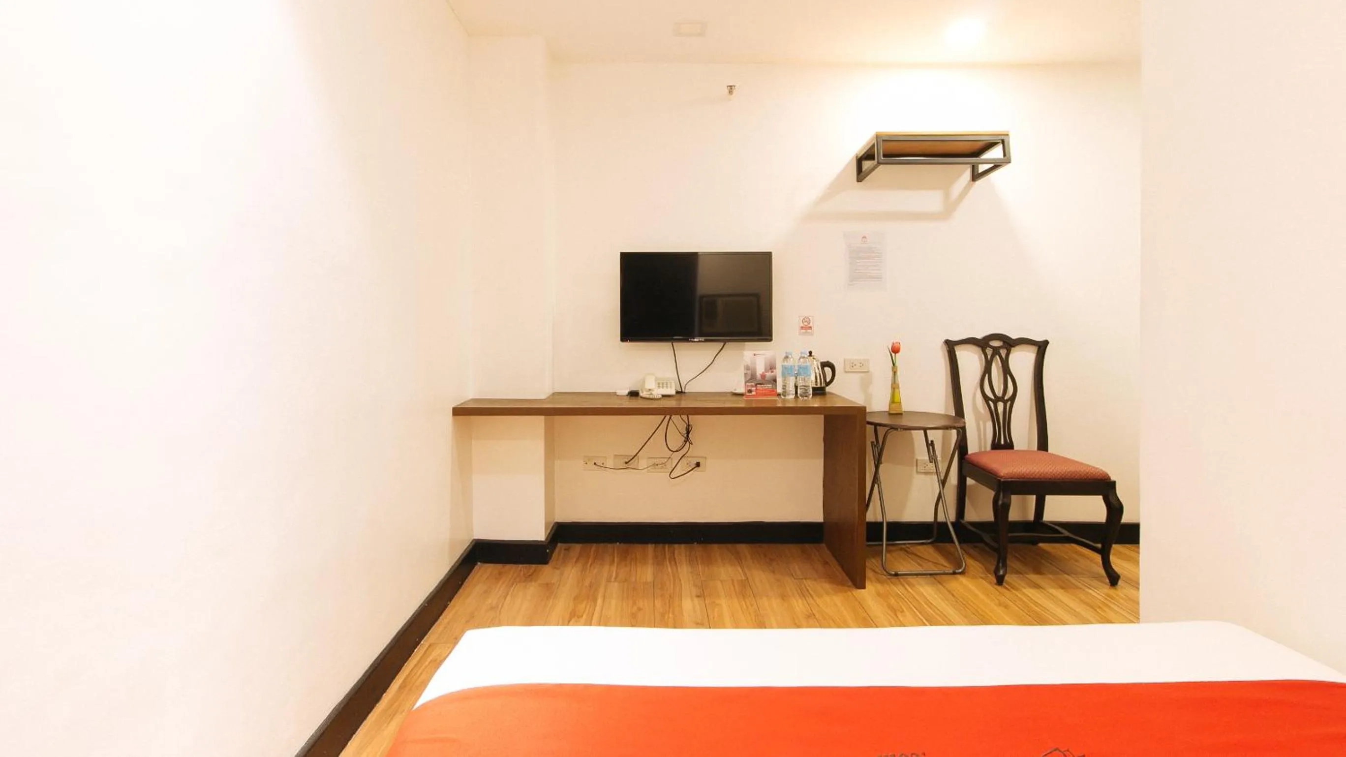 Bed in RedDoorz Plus at MM Hotel Las Pinas former RedDoorz Plus Near Bamboo Organ