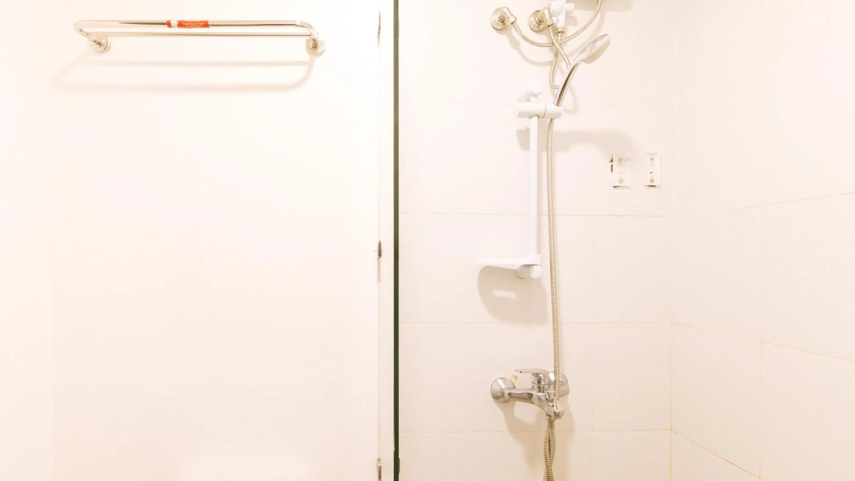 Shower in RedDoorz Plus at MM Hotel Las Pinas former RedDoorz Plus Near Bamboo Organ