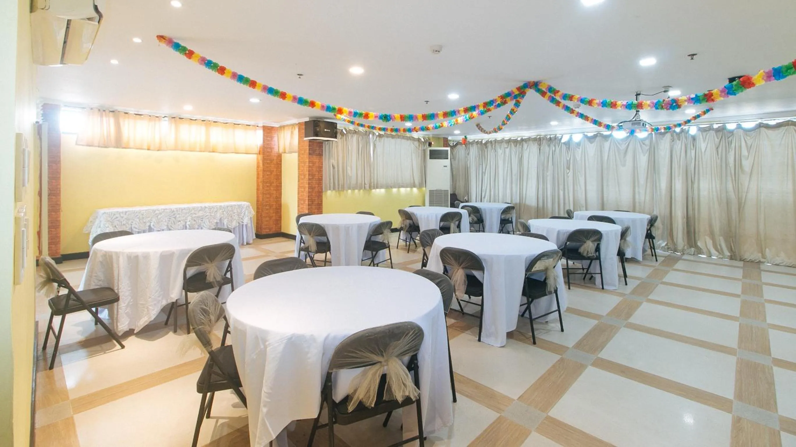 Restaurant/places to eat in RedDoorz Plus at MM Hotel Las Pinas former RedDoorz Plus Near Bamboo Organ