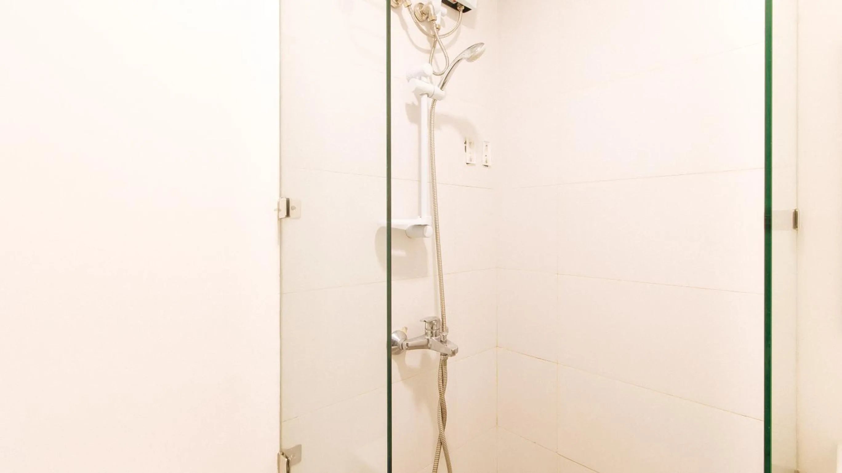 Shower in RedDoorz Plus at MM Hotel Las Pinas former RedDoorz Plus Near Bamboo Organ