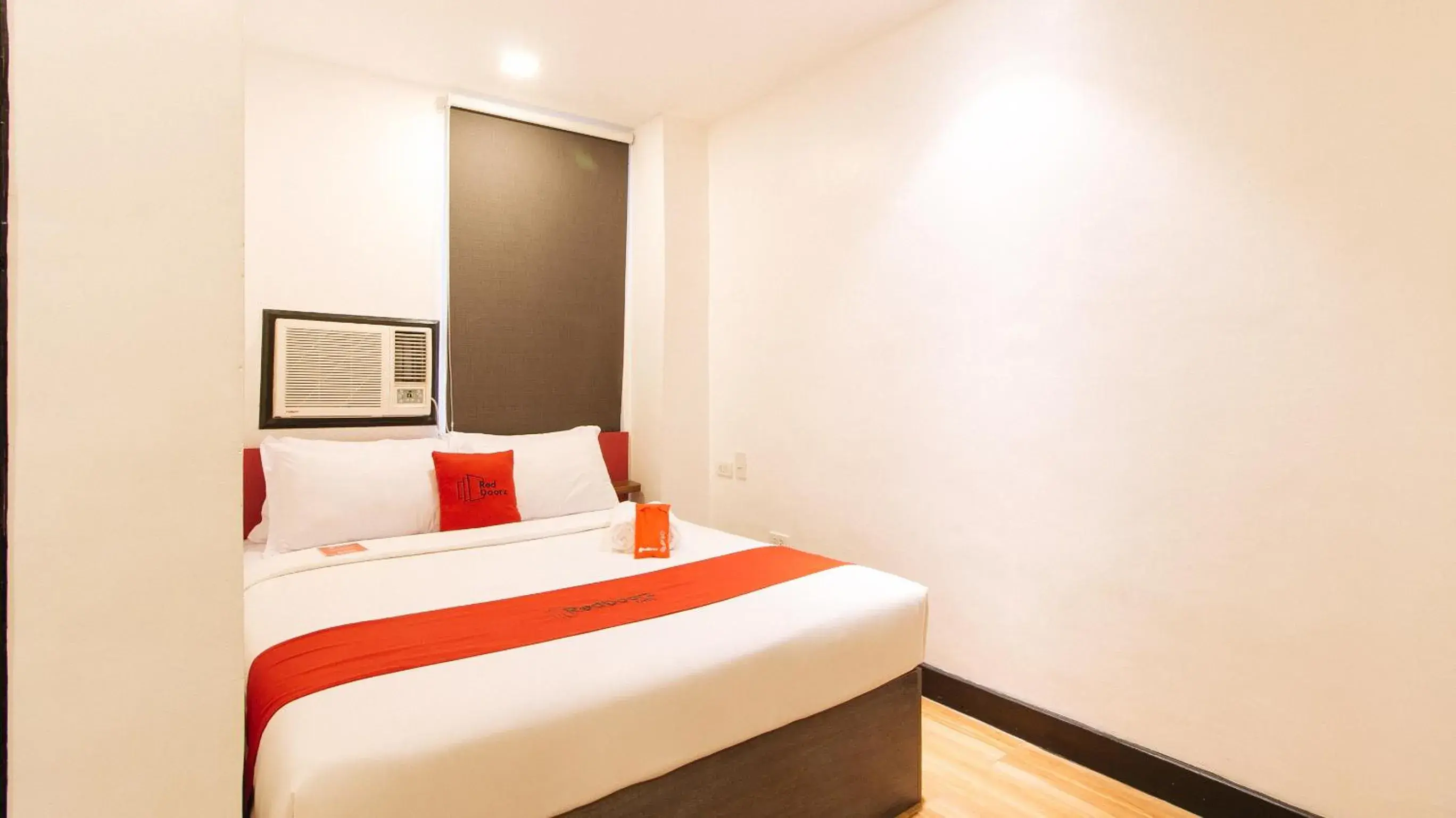 Bed in RedDoorz Plus at MM Hotel Las Pinas former RedDoorz Plus Near Bamboo Organ Bed in RedDoorz Plus at MM Hotel Las Pinas former RedDoorz Plus Near Bamboo Organ