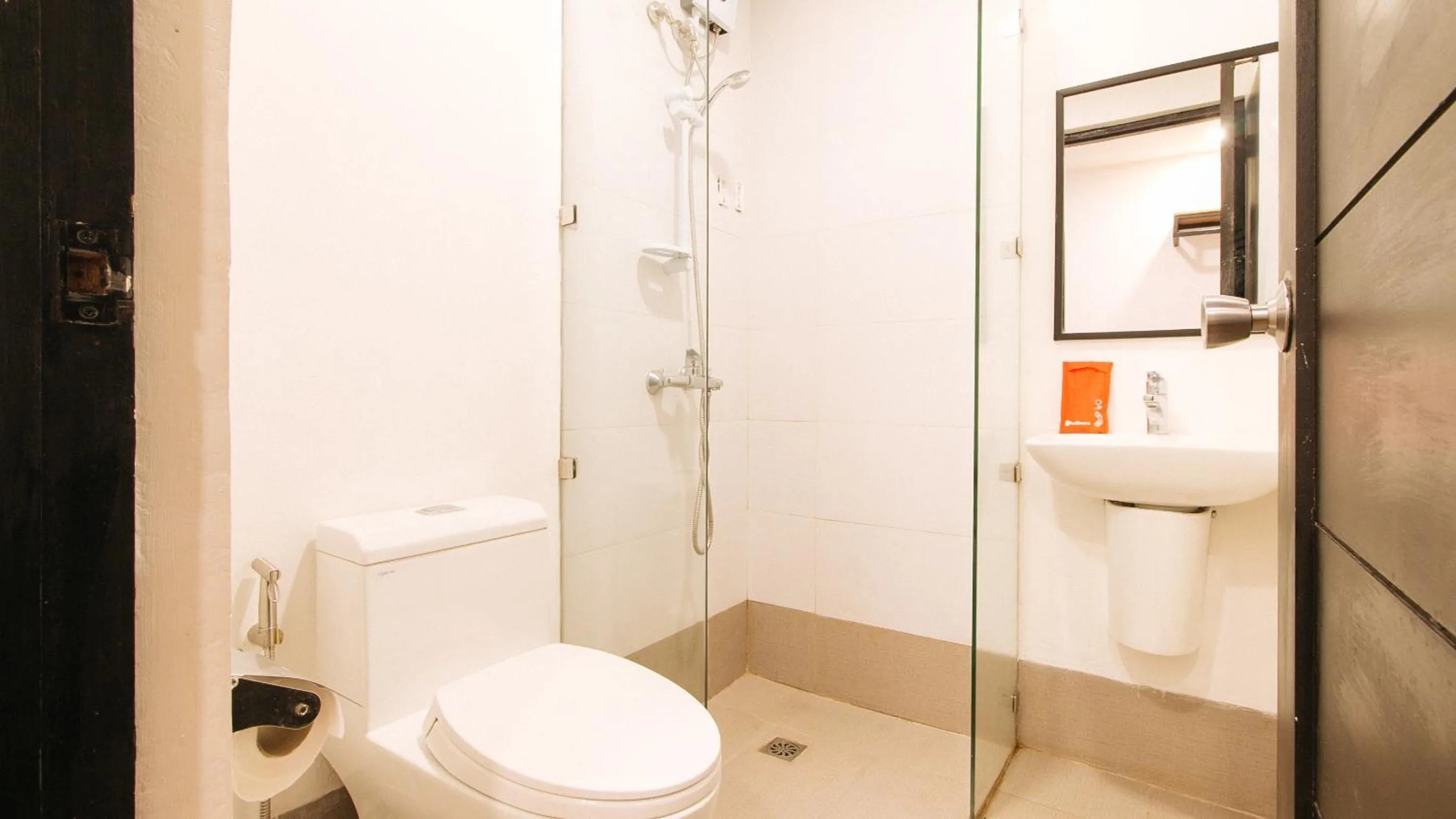 Shower in RedDoorz Plus at MM Hotel Las Pinas former RedDoorz Plus Near Bamboo Organ