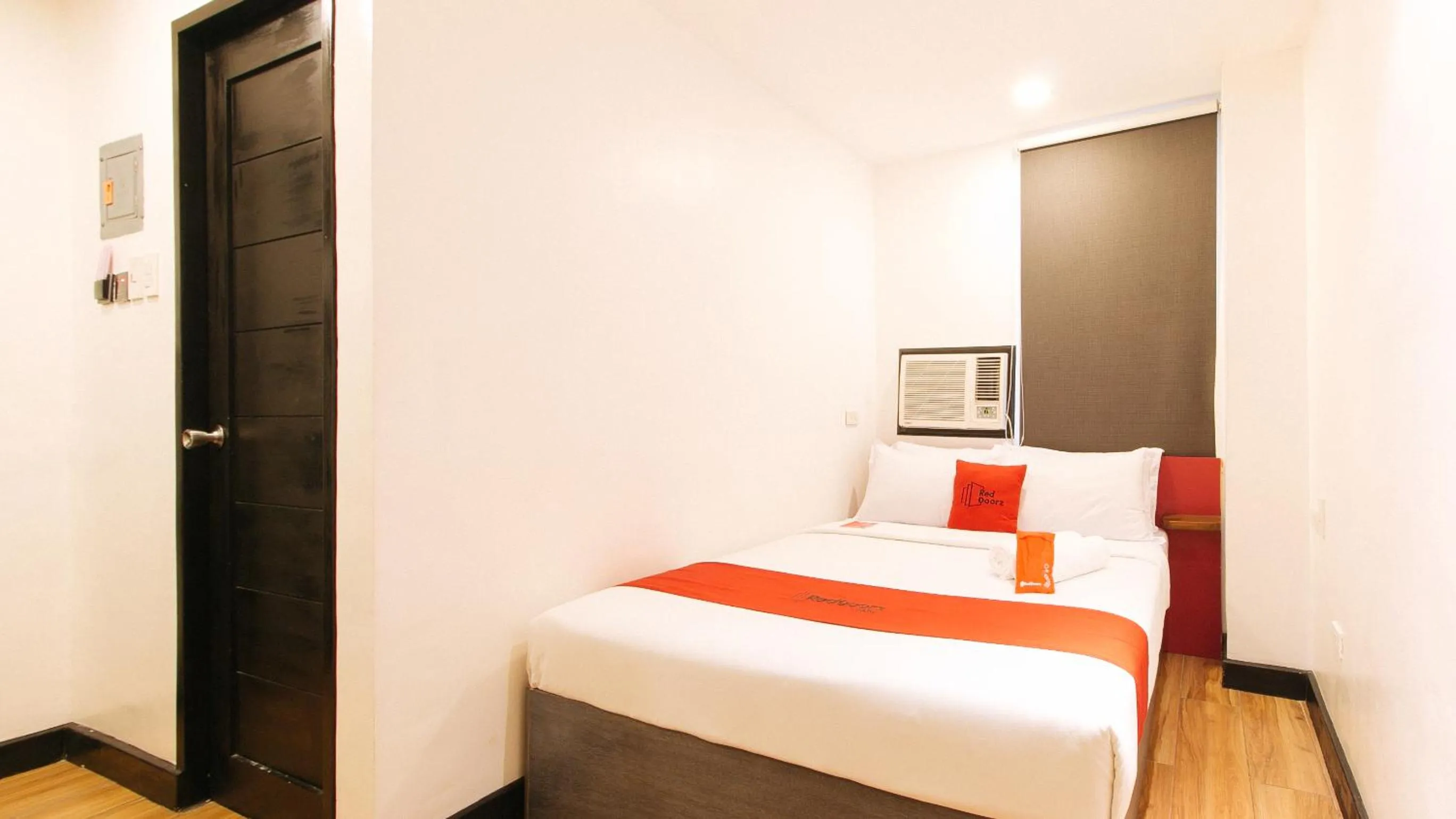 Bed in RedDoorz Plus at MM Hotel Las Pinas former RedDoorz Plus Near Bamboo Organ