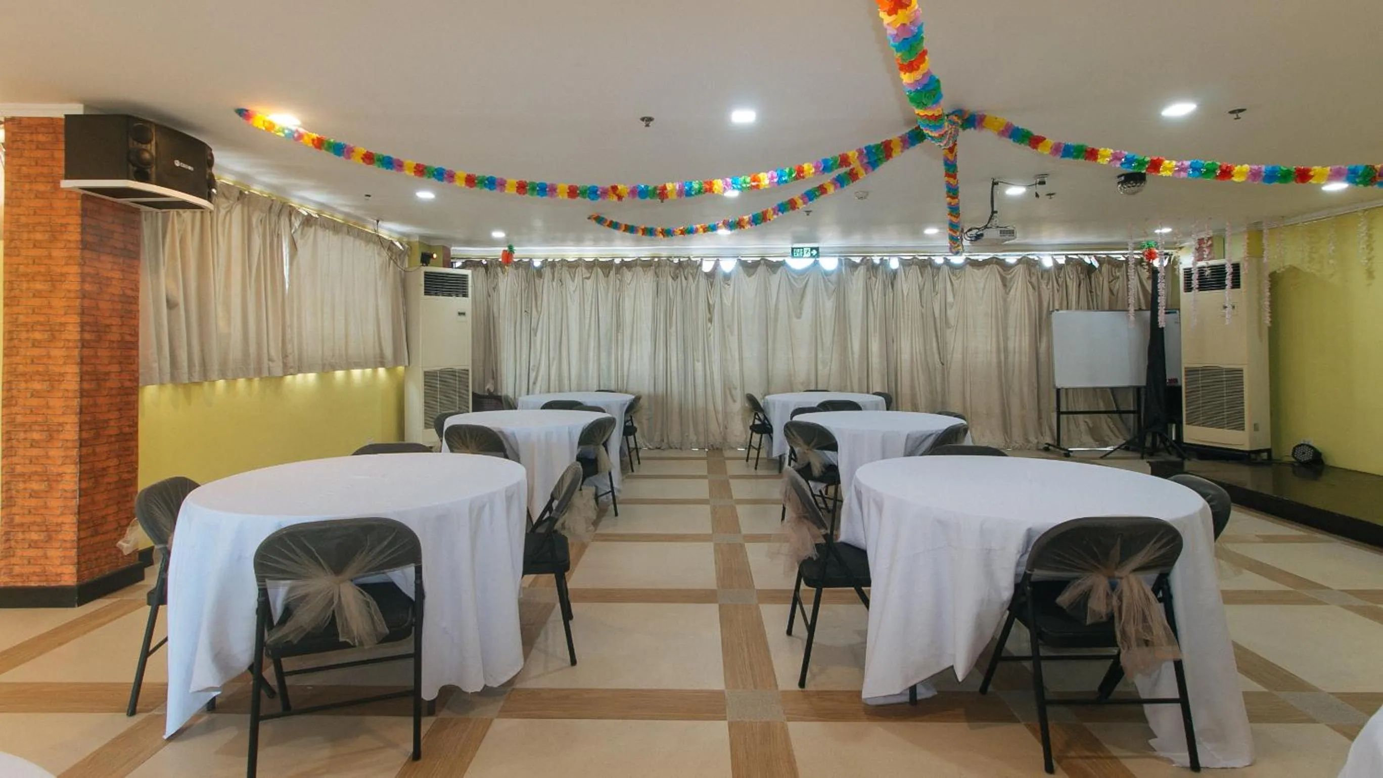 Restaurant/places to eat in RedDoorz Plus at MM Hotel Las Pinas former RedDoorz Plus Near Bamboo Organ