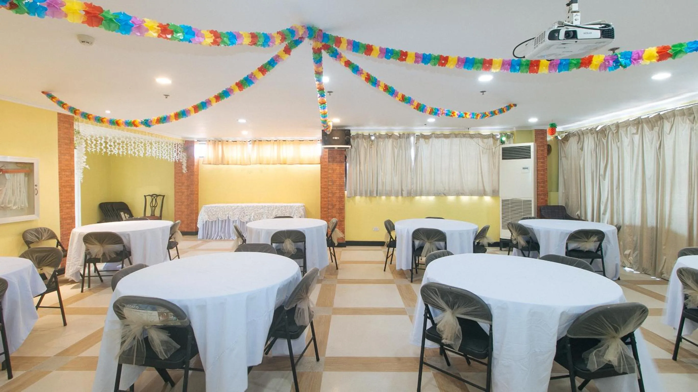 Restaurant/places to eat in RedDoorz Plus at MM Hotel Las Pinas former RedDoorz Plus Near Bamboo Organ