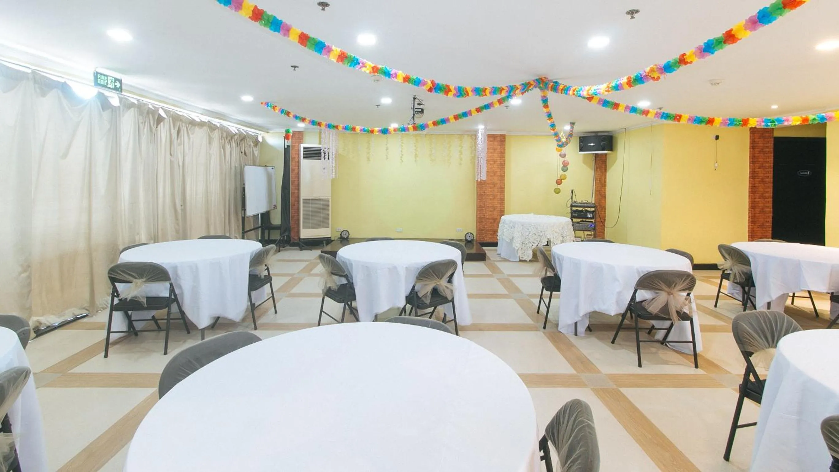 Restaurant/places to eat in RedDoorz Plus at MM Hotel Las Pinas former RedDoorz Plus Near Bamboo Organ