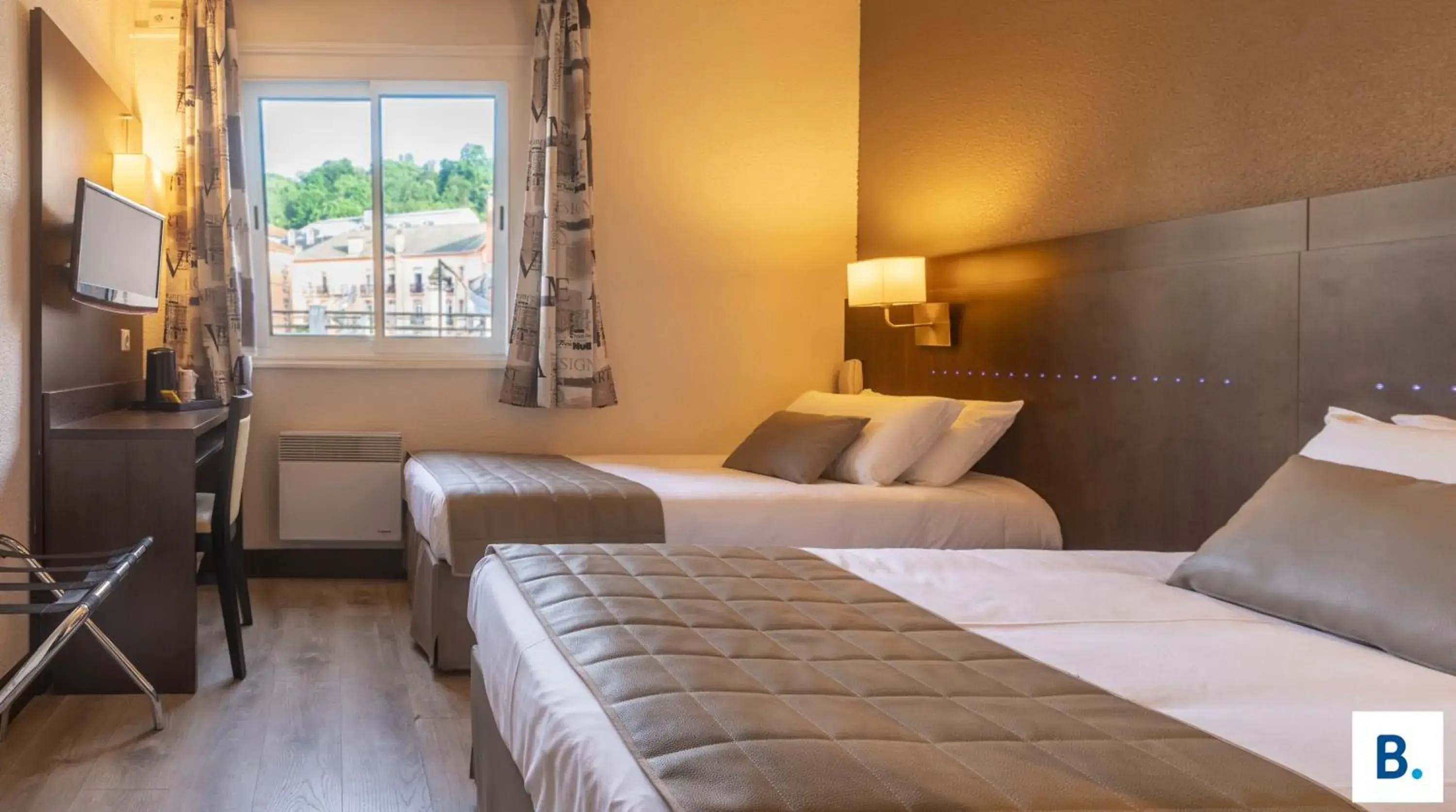 Bed in Hôtel Croix des Bretons - Lourdes Pyrénées Bed in Hôtel Croix des Bretons - Lourdes Pyrénées