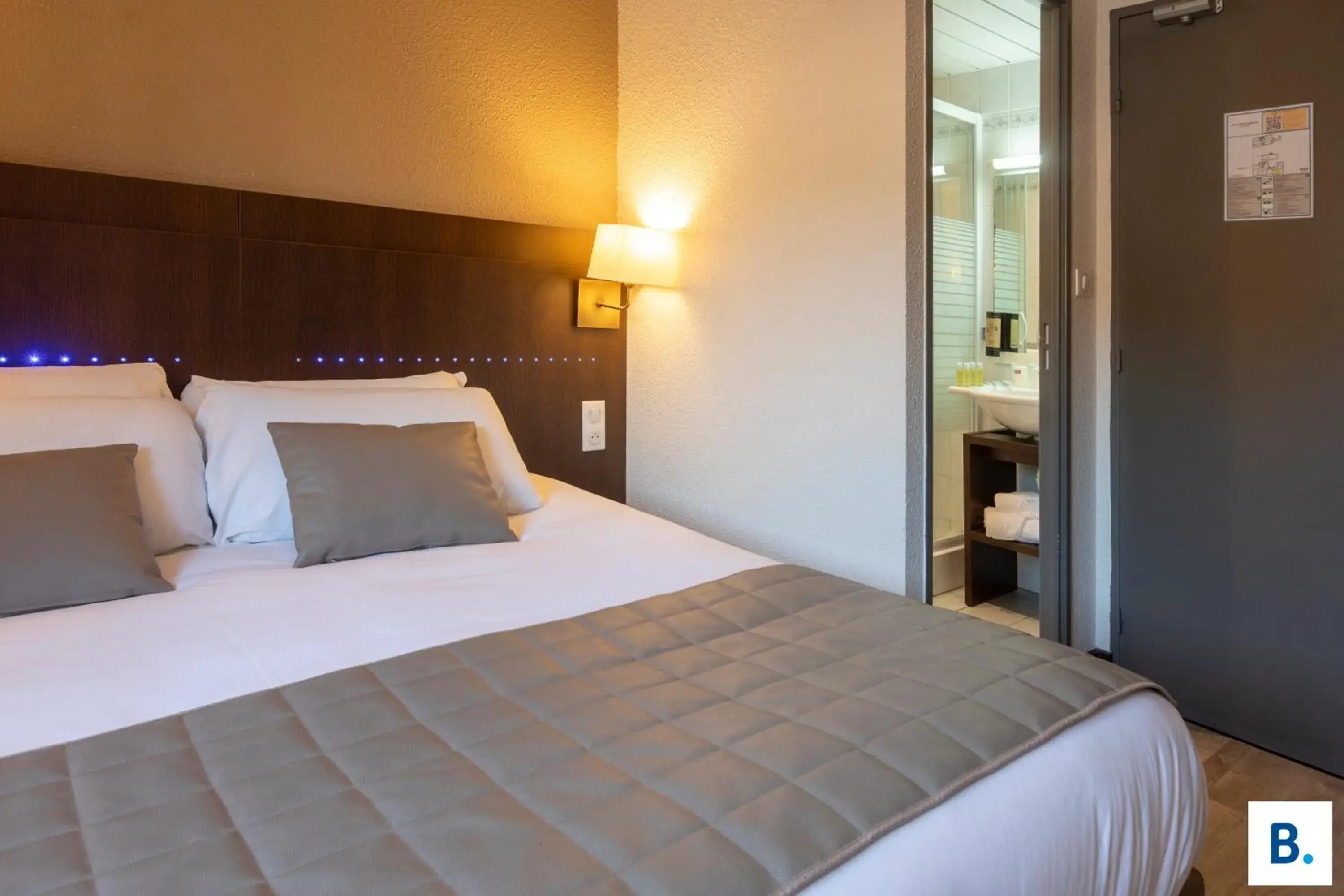 Bed in Hôtel Croix des Bretons - Lourdes Pyrénées Bed in Hôtel Croix des Bretons - Lourdes Pyrénées