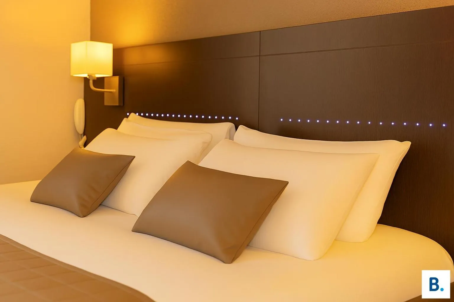 Bed in Hôtel Croix des Bretons - Lourdes Pyrénées