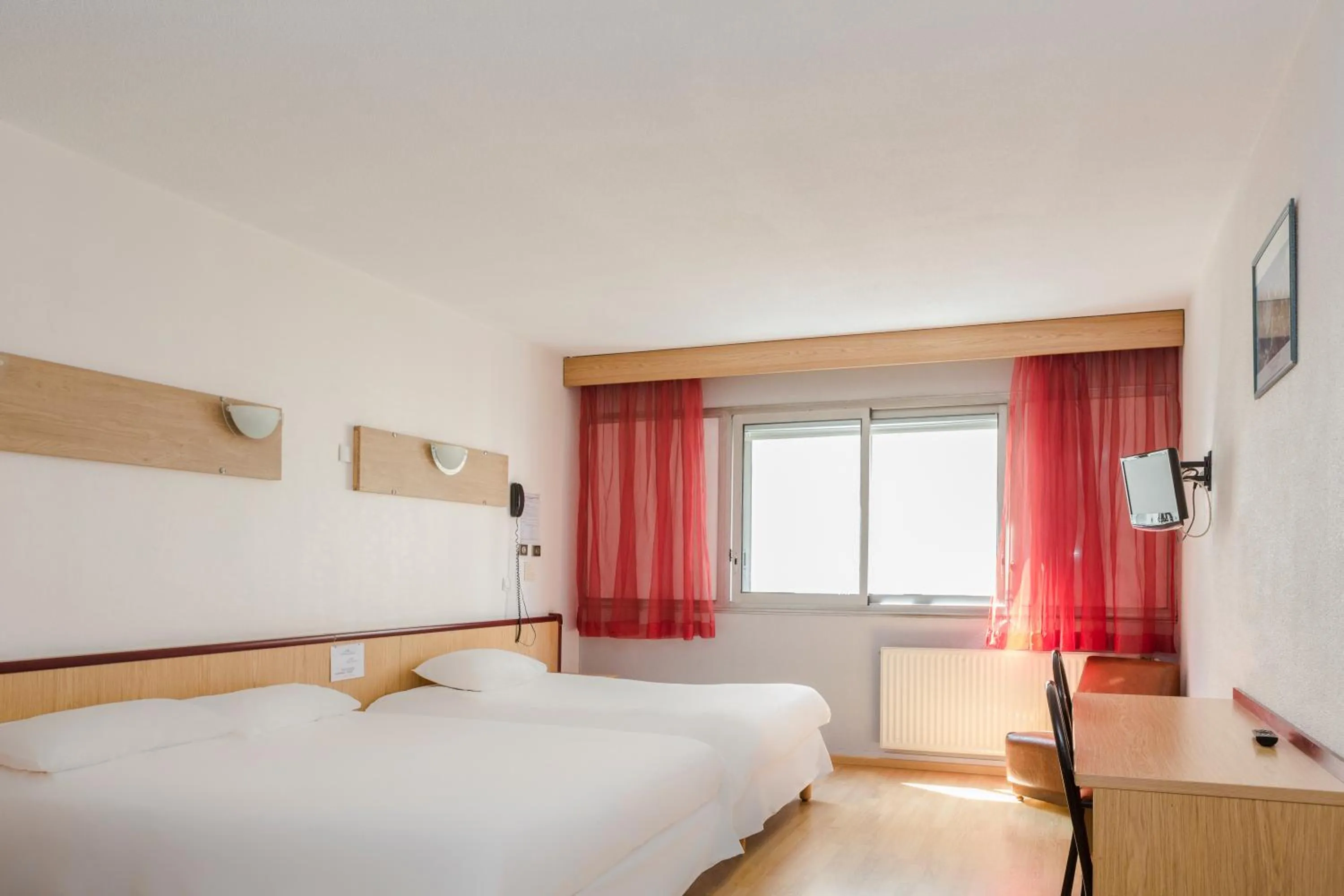 Photo of the whole room, Bed in greet hotel Grenoble Centre Gare