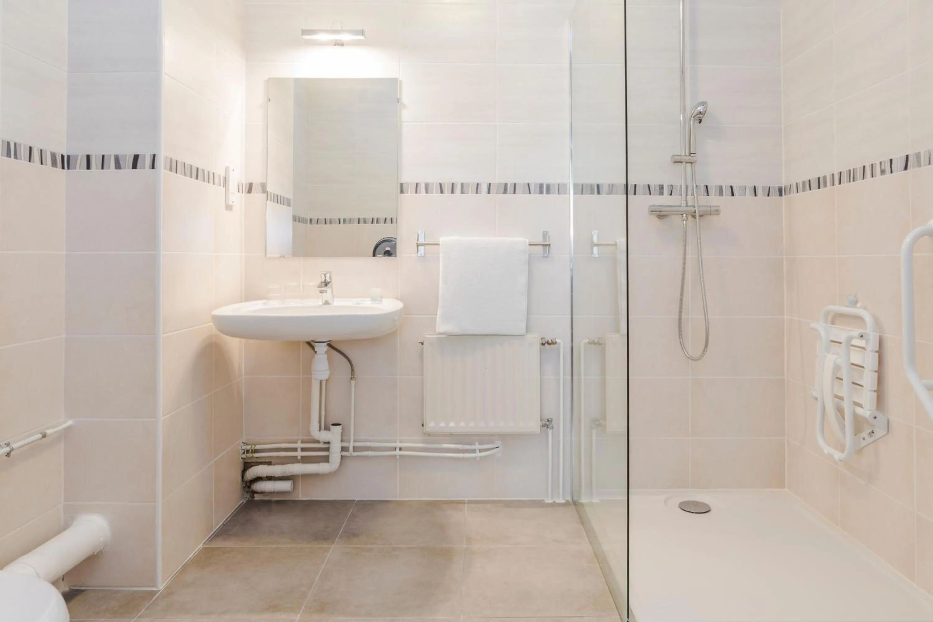 Bathroom in greet hotel Grenoble Centre Gare