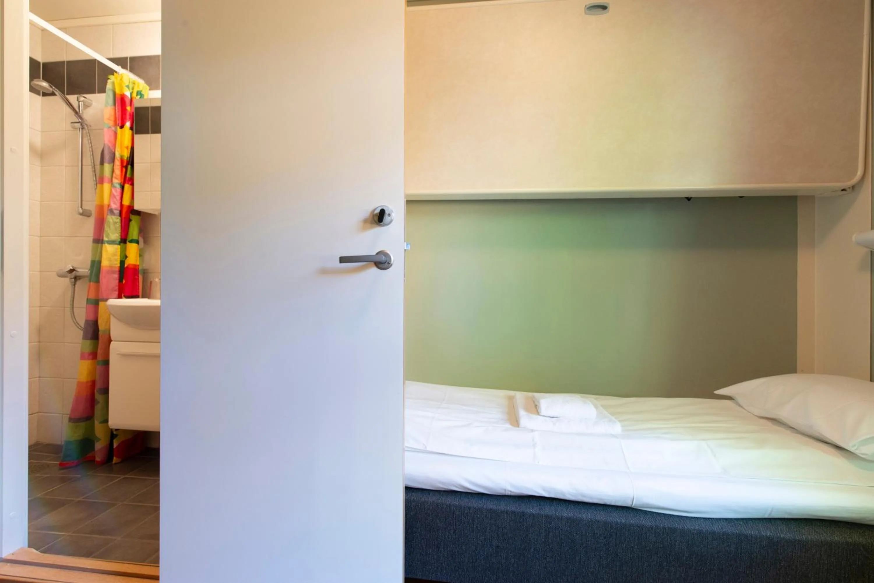 Shower, Bed in Kongsberg Hostel-Vandrerhjem