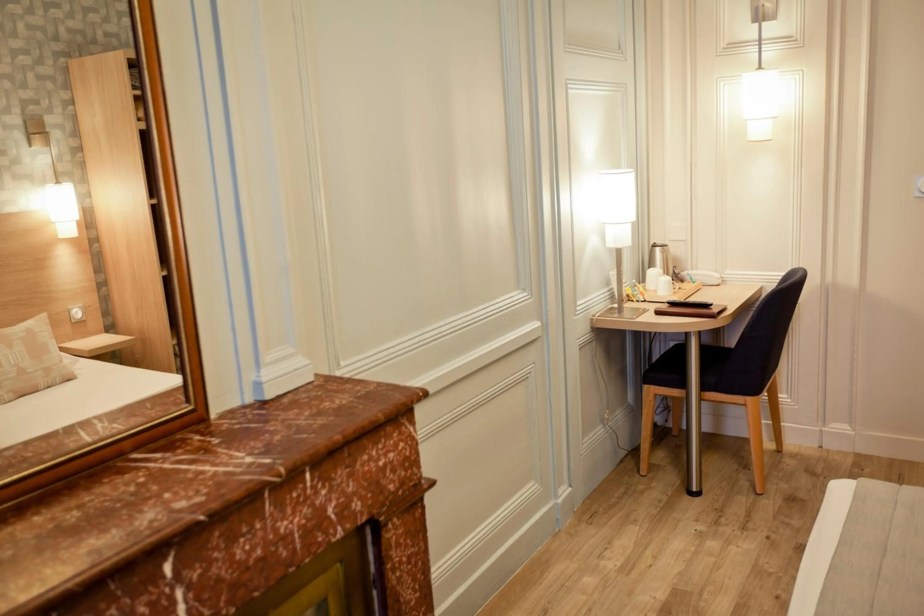 Bed in Hôtel du Dauphin