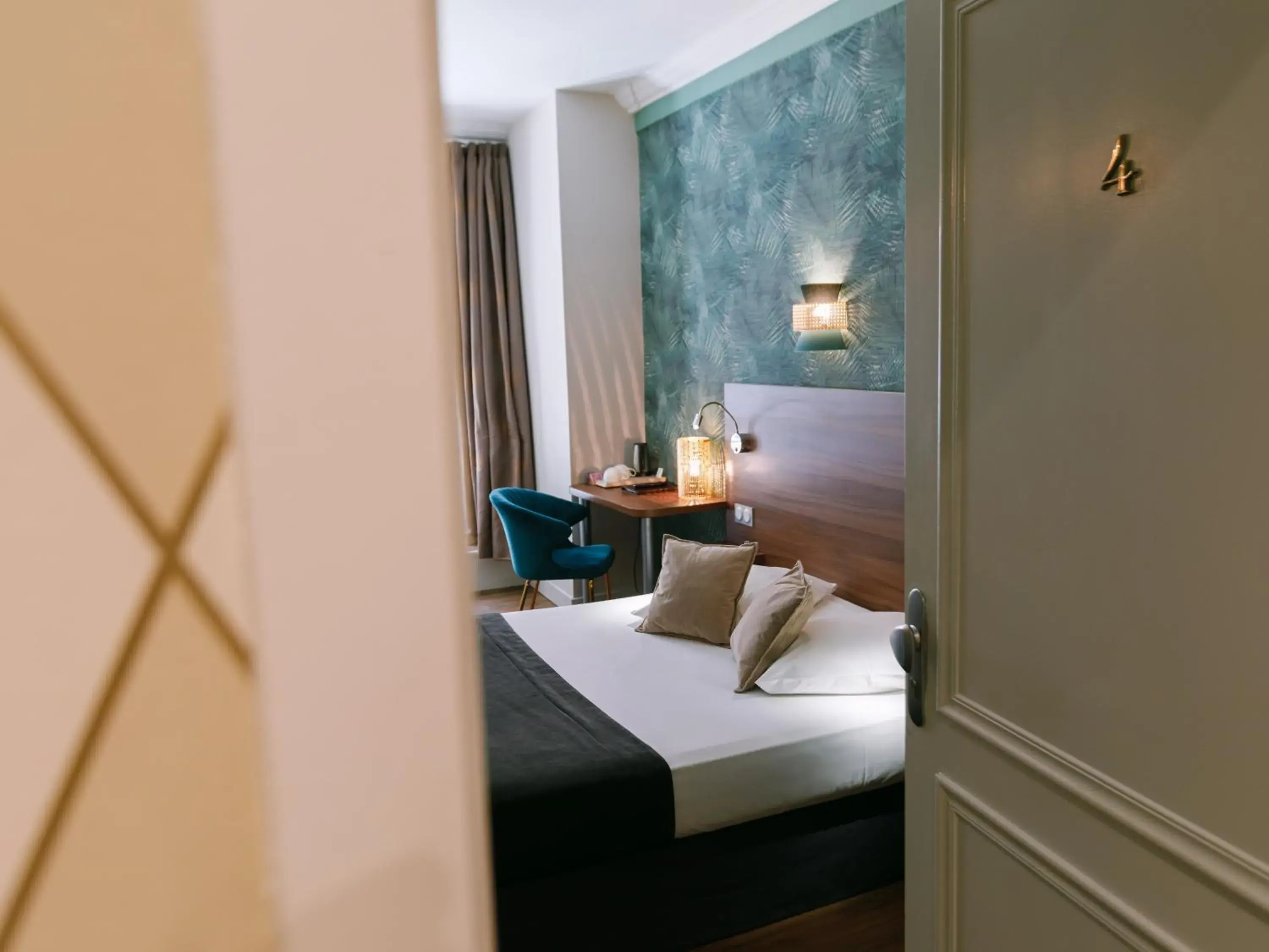 Bed in Hôtel du Dauphin Bed in Hôtel du Dauphin