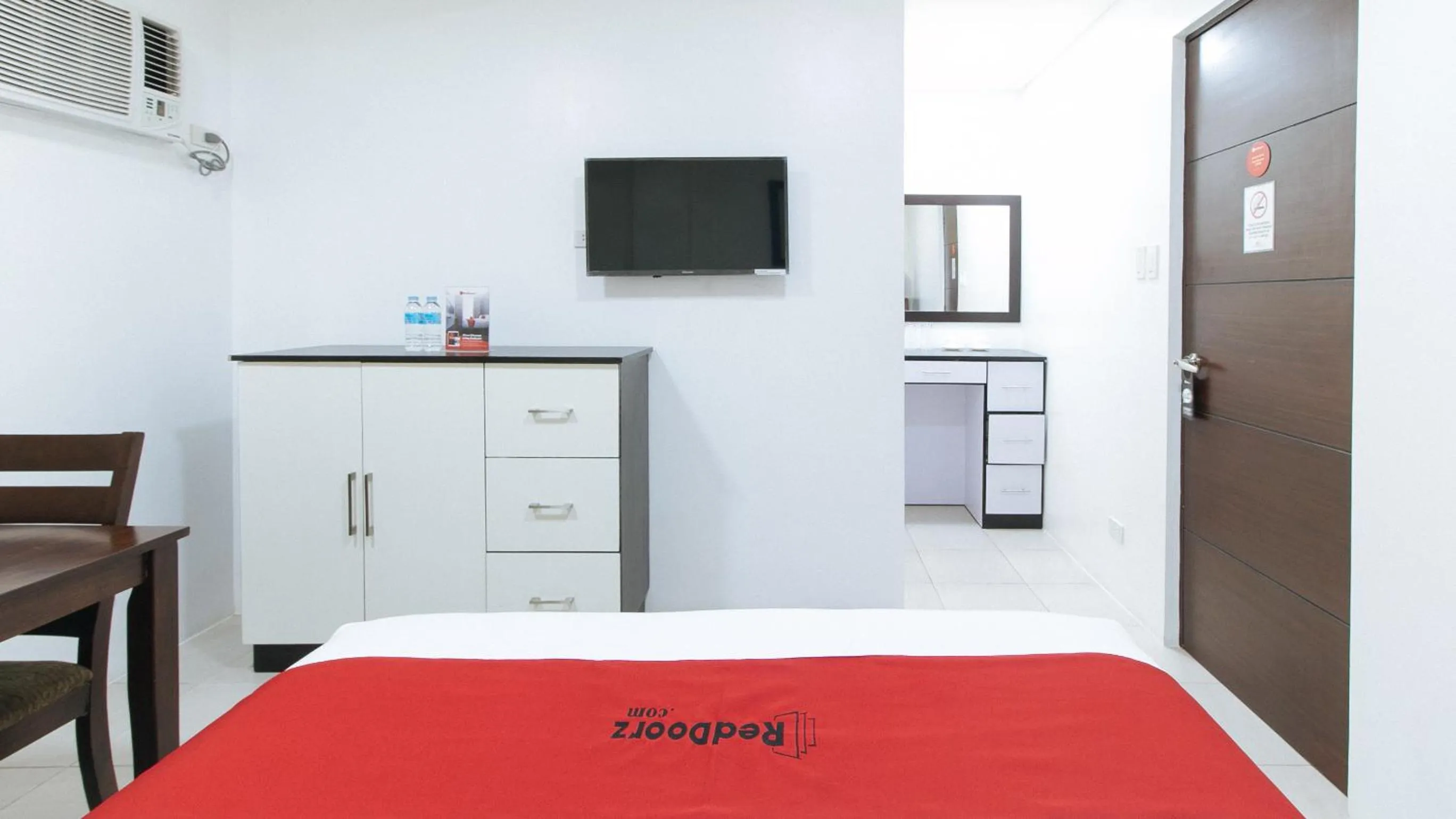 Bed in RedDoorz Plus at Evangelista Street Makati