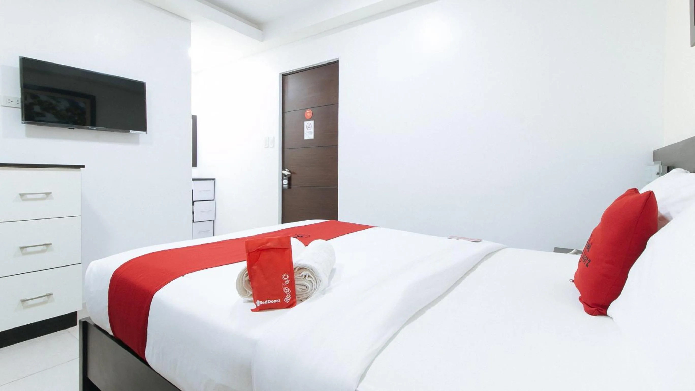 TV and multimedia, Bed in RedDoorz Plus at Evangelista Street Makati