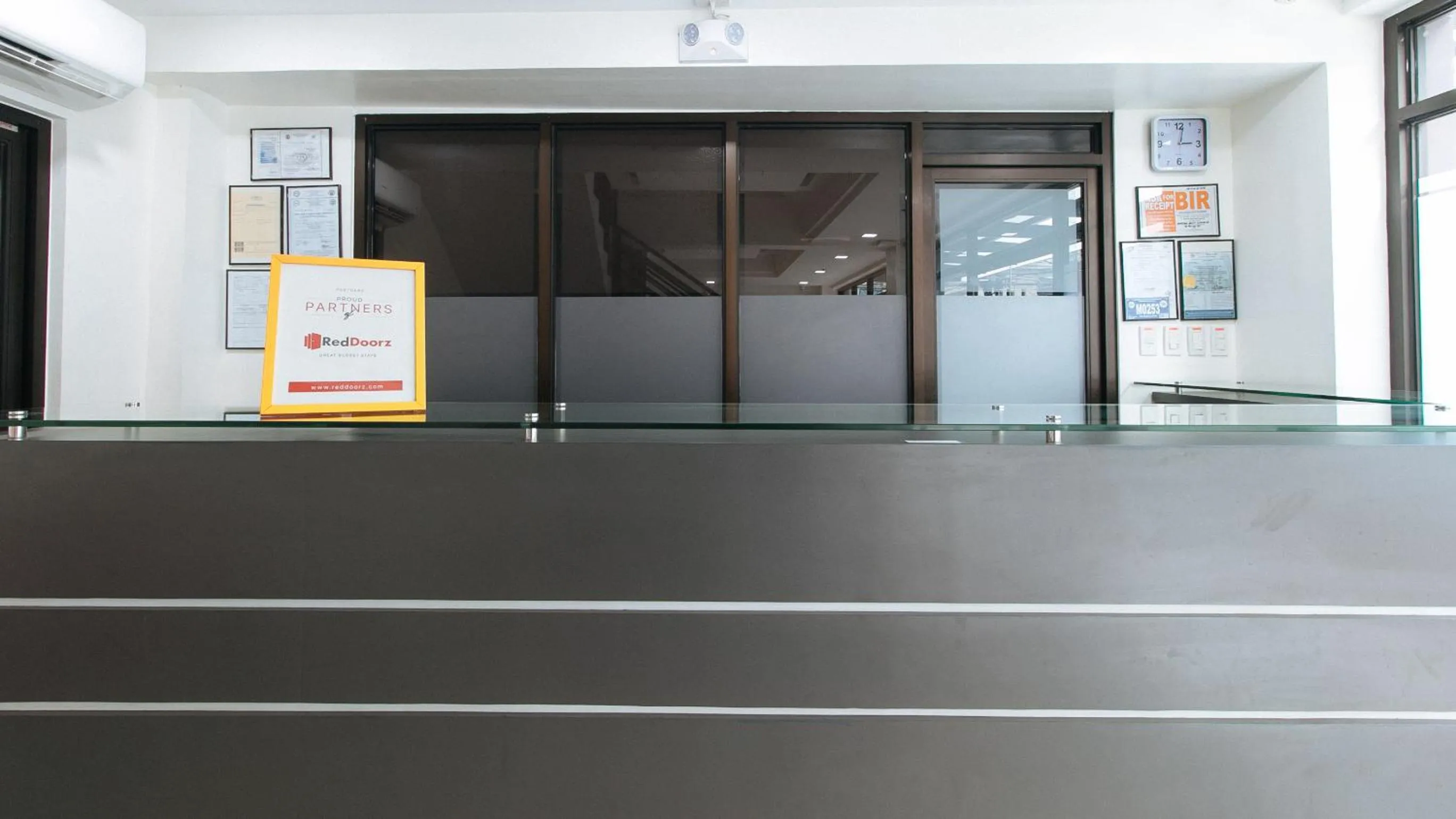 Lobby or reception in RedDoorz Plus at Evangelista Street Makati