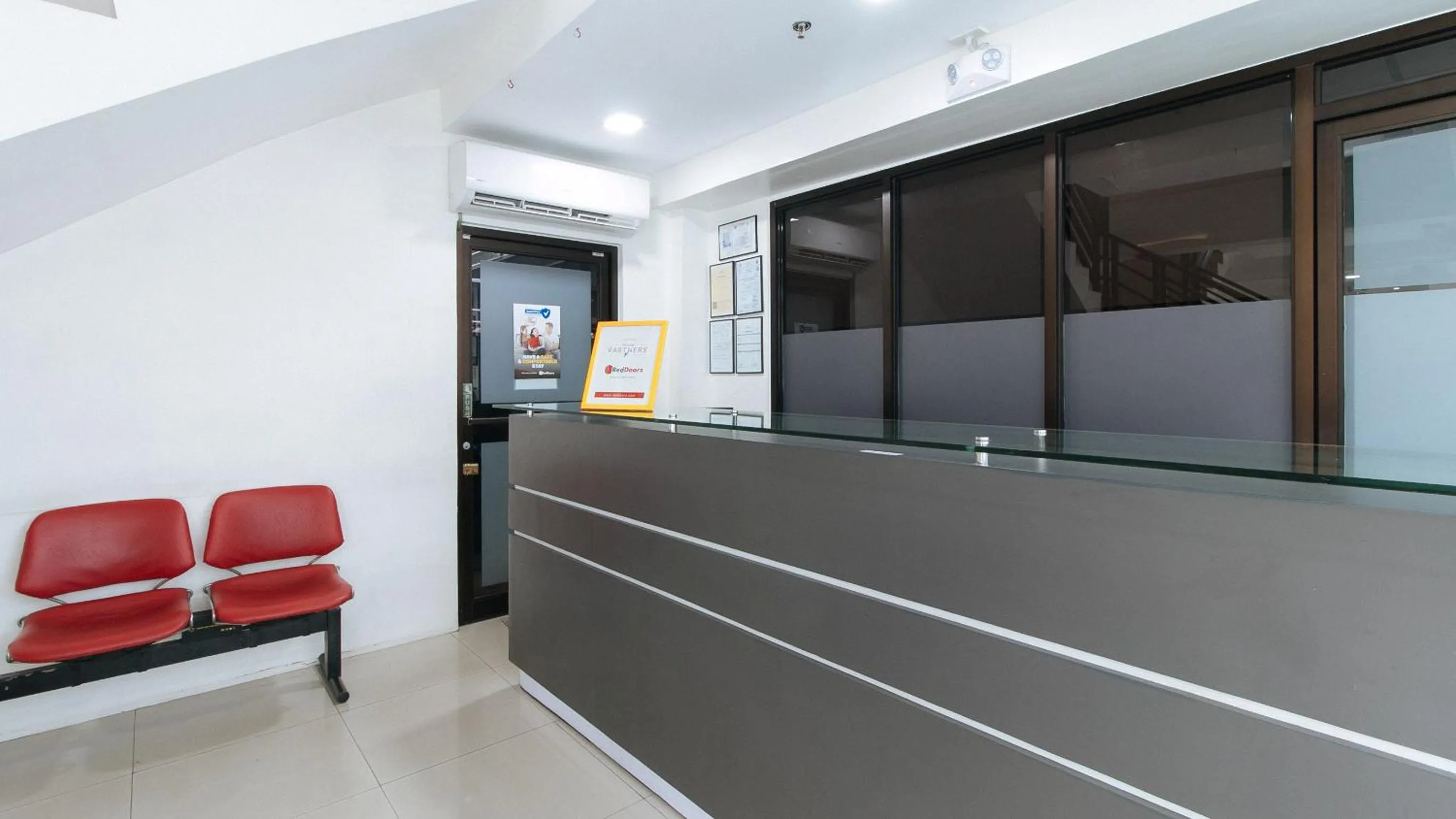 Lobby or reception in RedDoorz Plus at Evangelista Street Makati