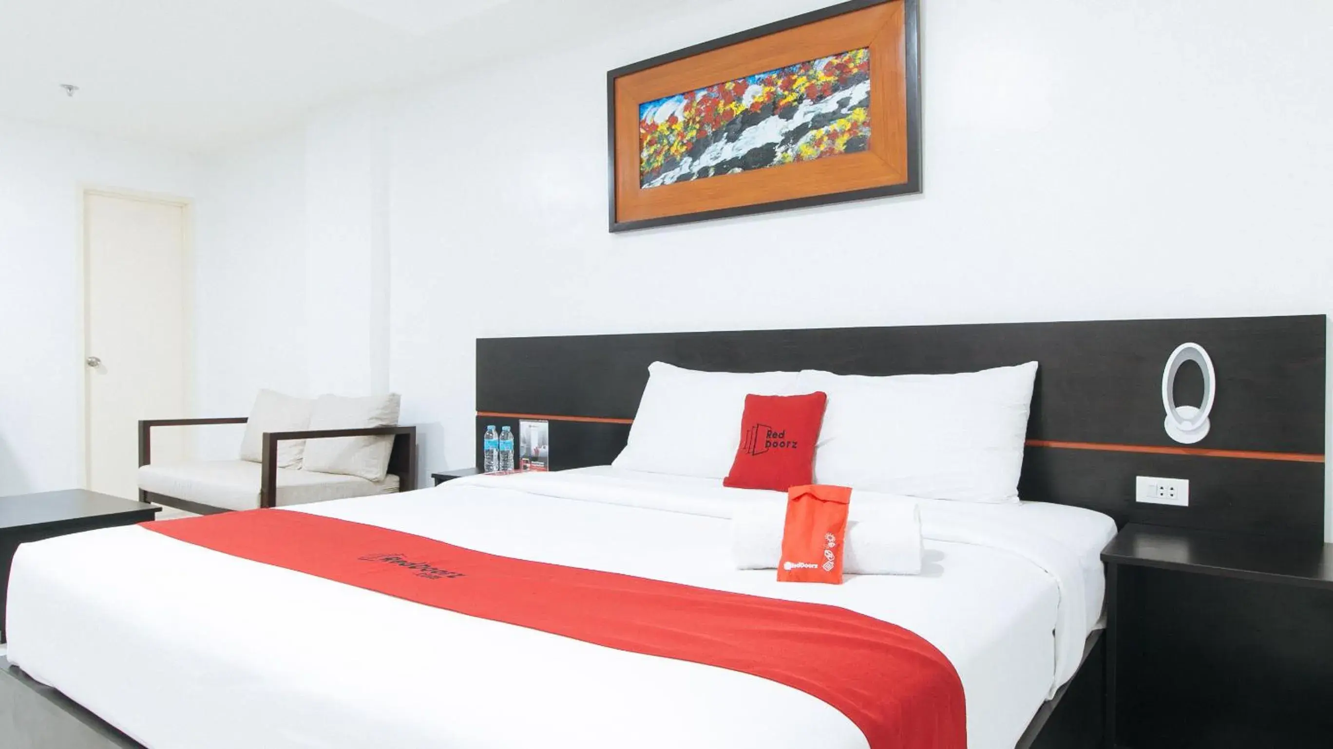 Suite in RedDoorz Plus at Evangelista Street Makati Suite in RedDoorz Plus at Evangelista Street Makati