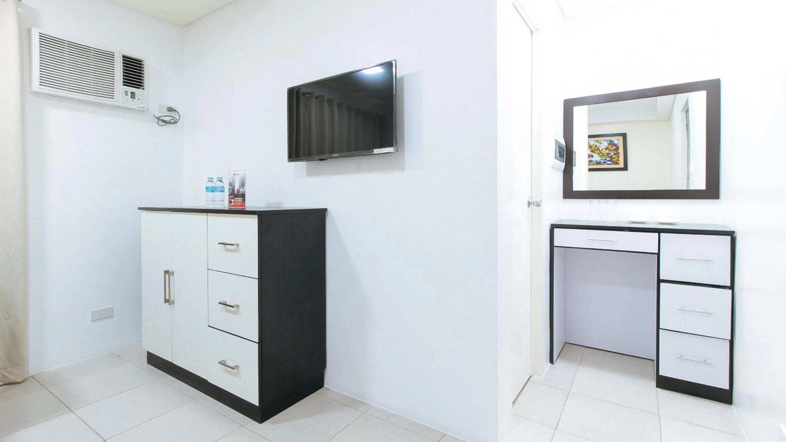 Communal lounge/ TV room in RedDoorz Plus at Evangelista Street Makati