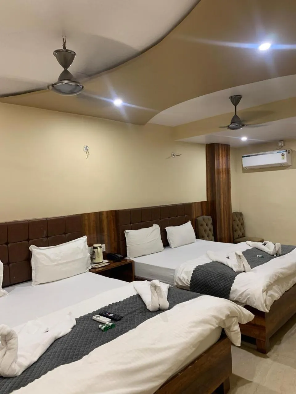 Bed in Hotel Ashoka Ganages