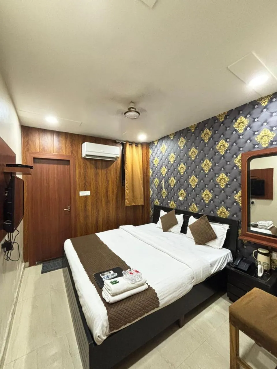 Bed in Hotel Ashoka Ganages